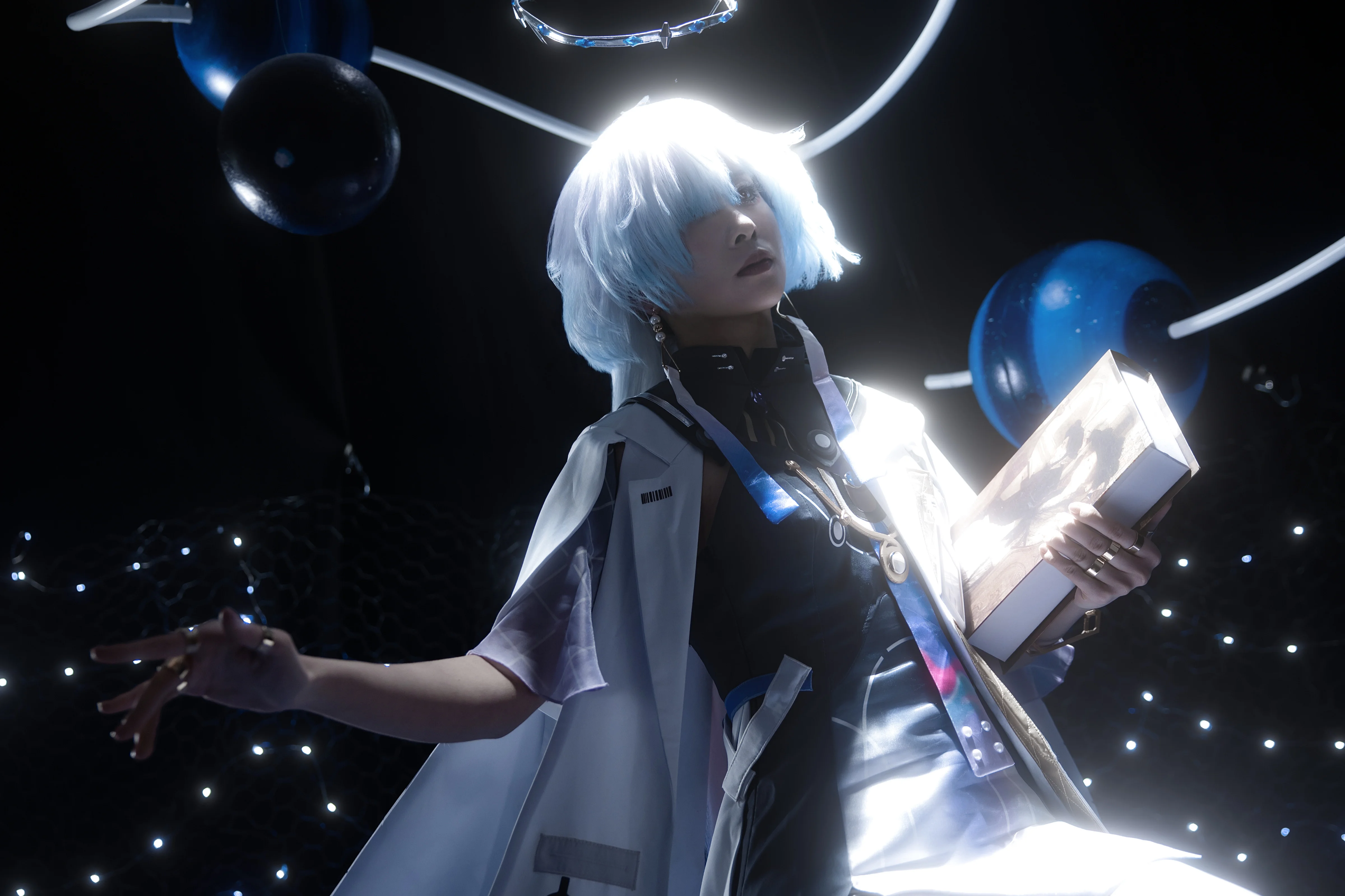 【莫宁cos】鸣潮里的那抹星空蓝，分享我的拍摄体验 - 第 5 张