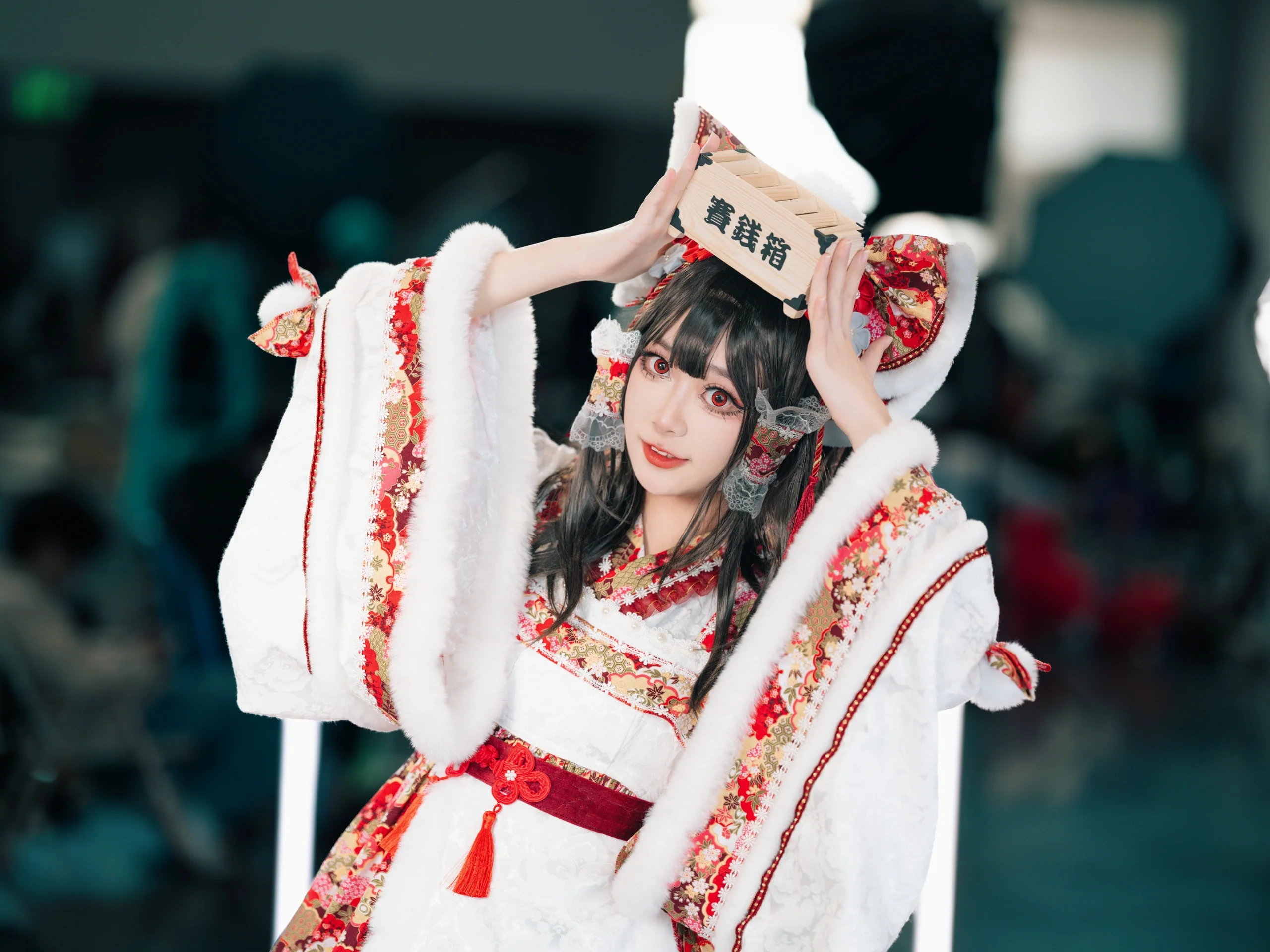 【博丽灵梦cos】守矢神社的赛钱箱借我用用
