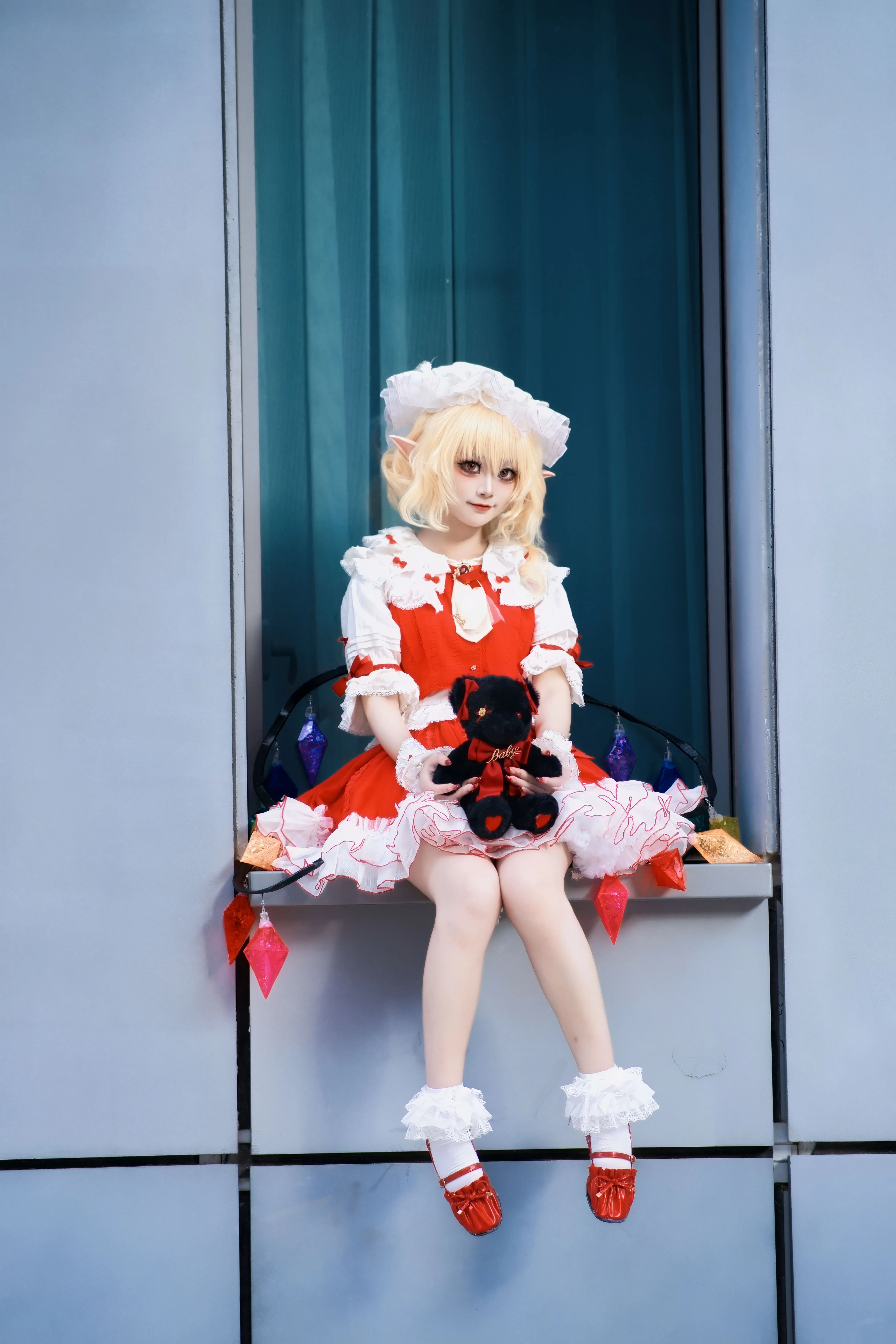 【芙兰朵露cos】东方project窗台氛围感，工业风与红白洋装的奇妙碰撞 - 第 1 张