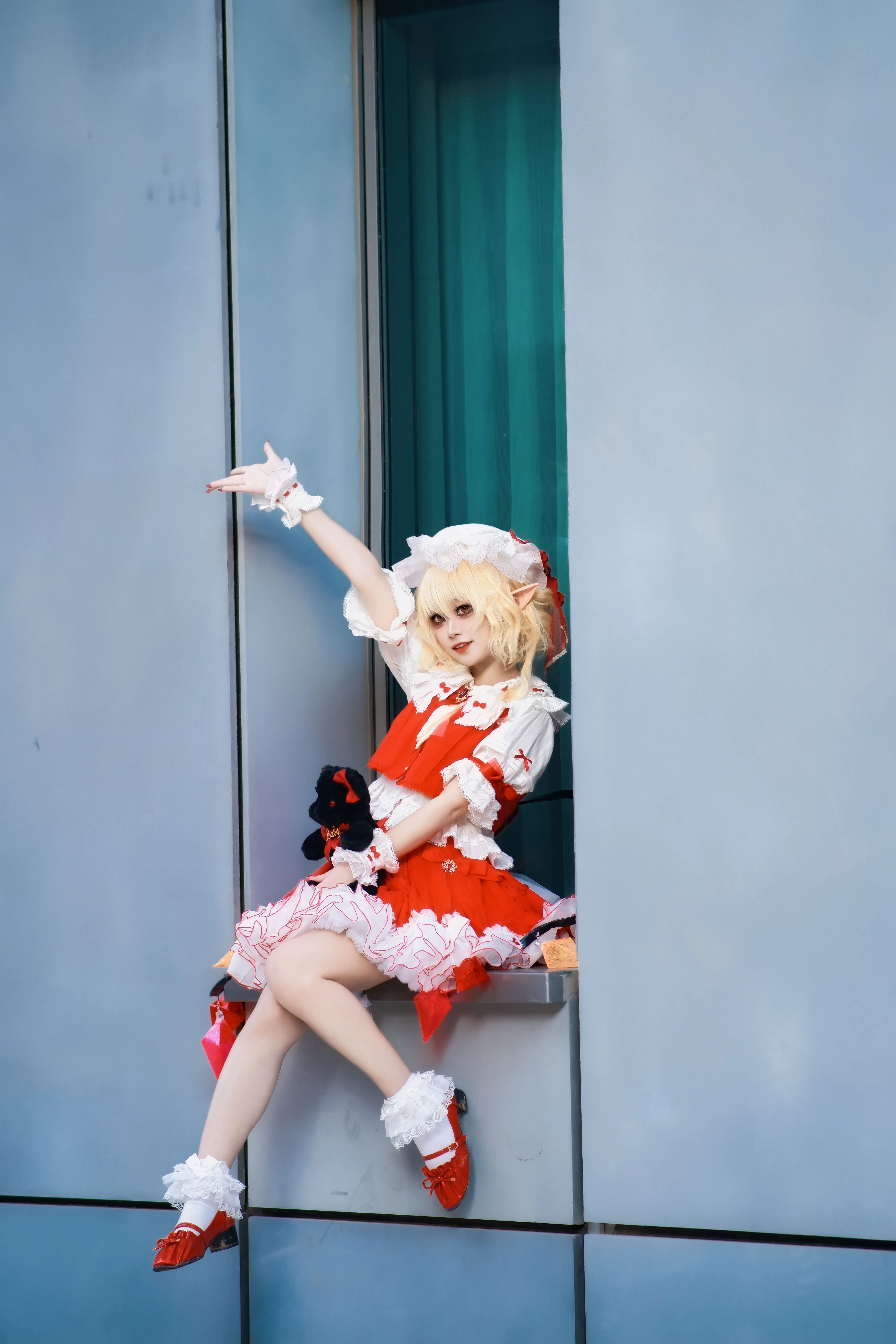 【芙兰朵露cos】东方project窗台氛围感，工业风与红白洋装的奇妙碰撞 - 第 2 张