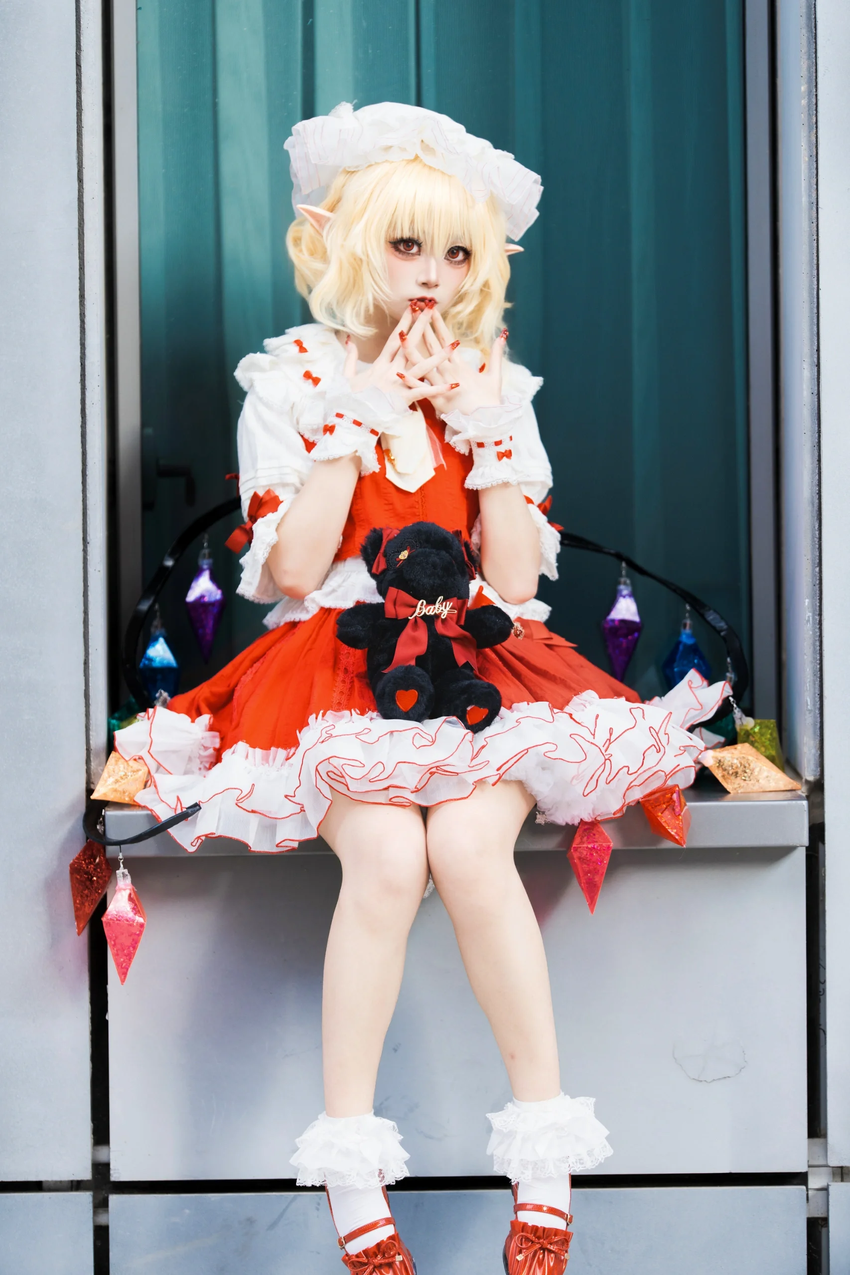 【芙兰朵露cos】东方project窗台氛围感，工业风与红白洋装的奇妙碰撞 - 第 3 张