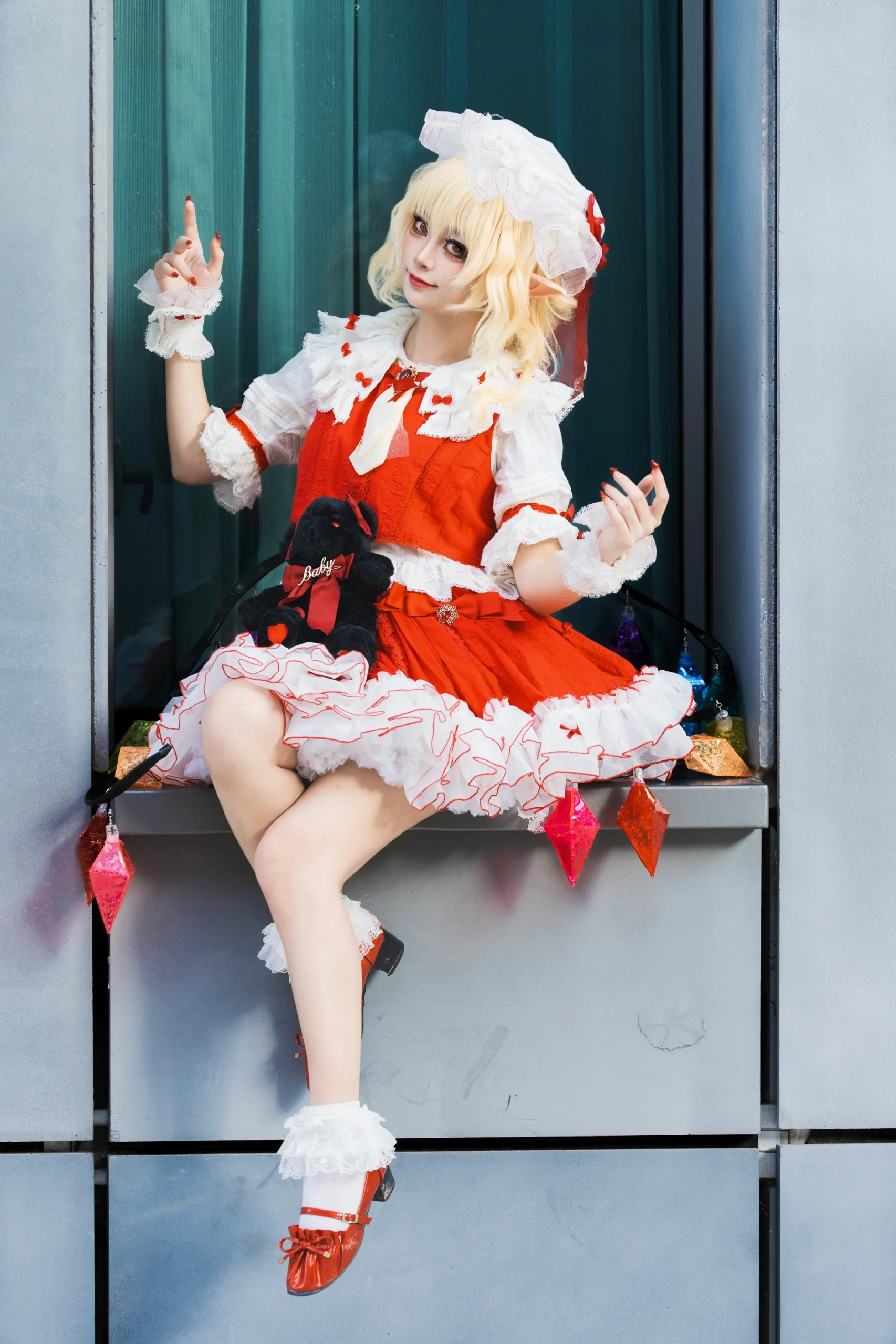 【芙兰朵露cos】东方project窗台氛围感，工业风与红白洋装的奇妙碰撞 - 第 4 张