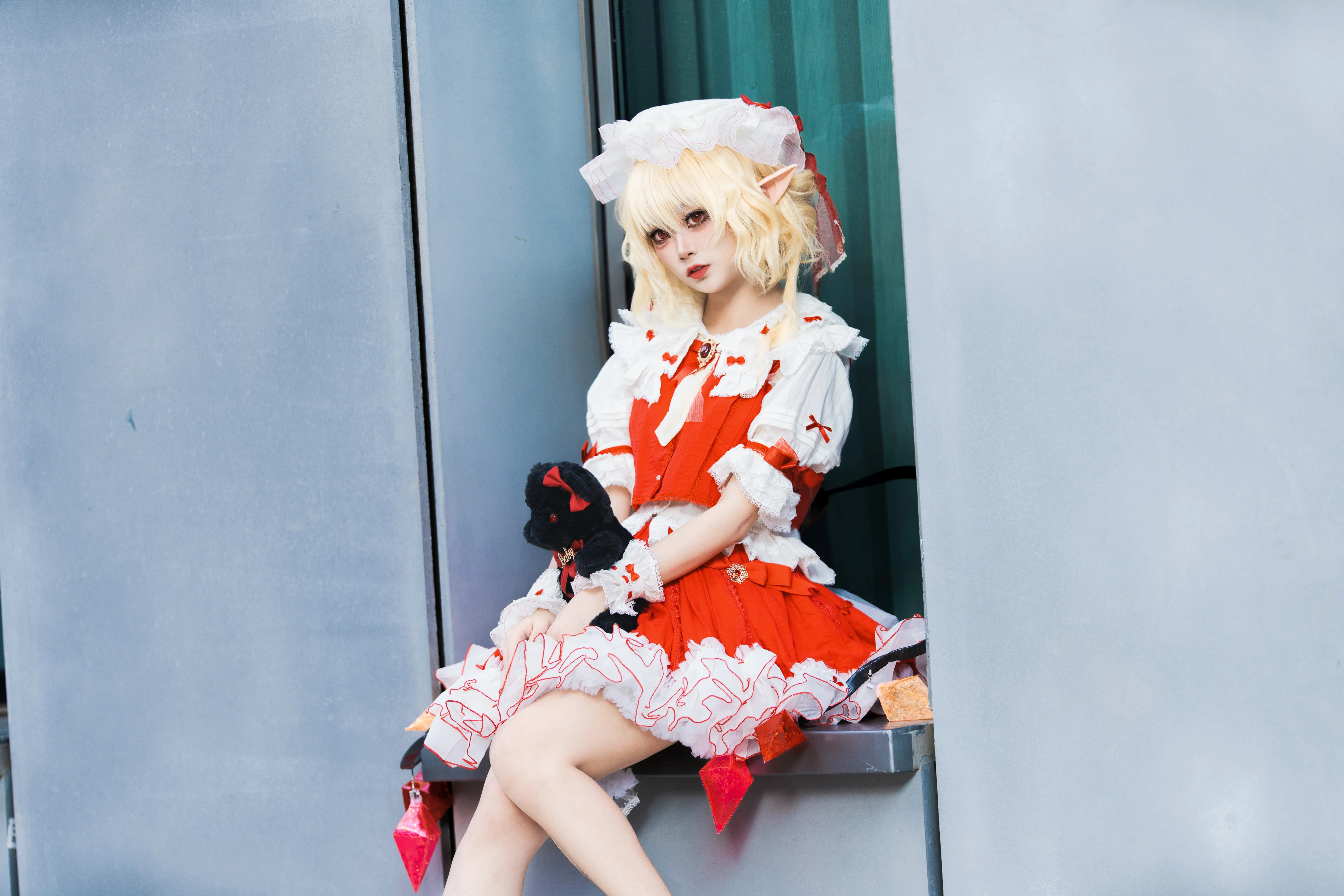 【芙兰朵露cos】东方project窗台氛围感，工业风与红白洋装的奇妙碰撞 - 第 5 张