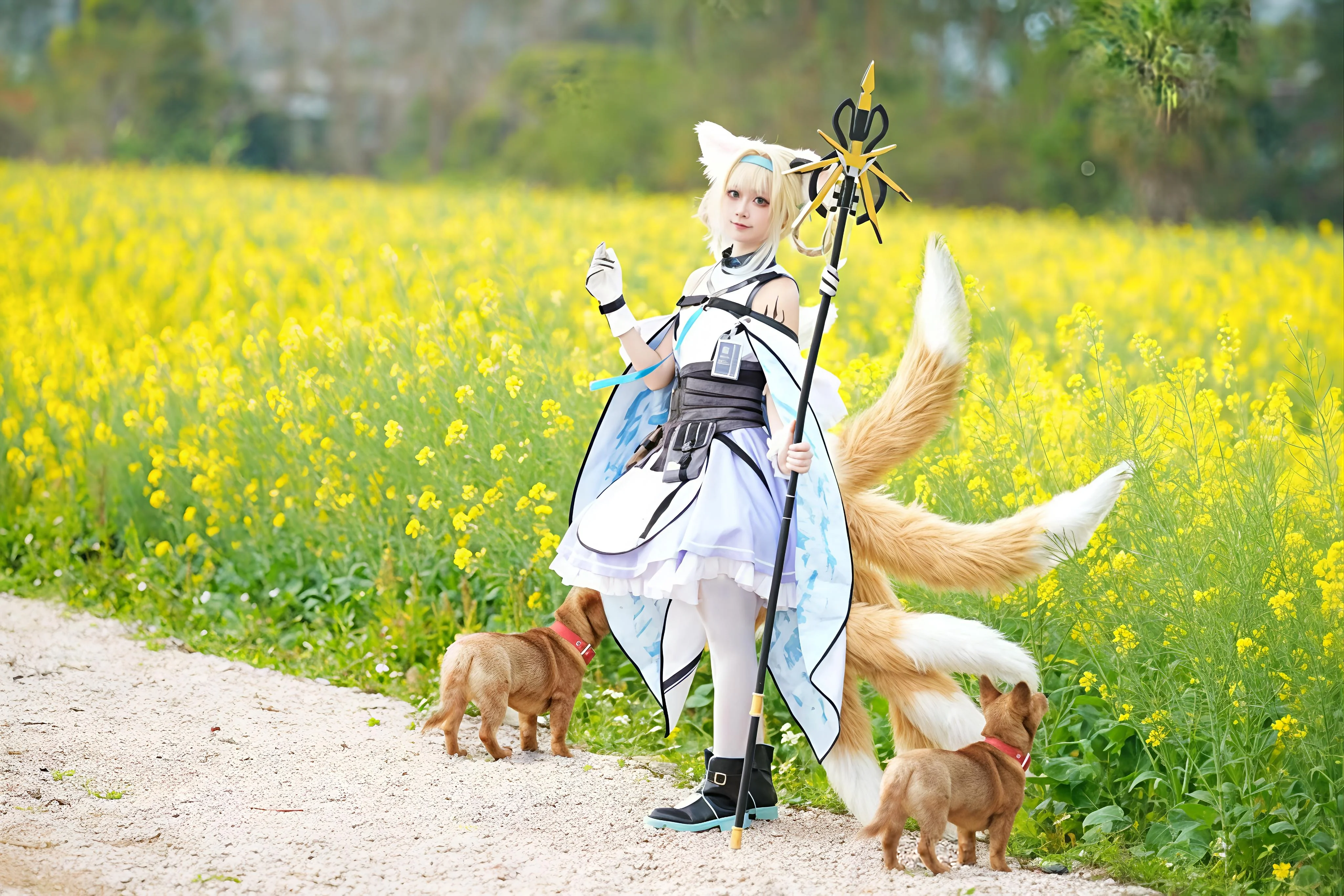 【スズラン コスプレ】春の田野に佇む小さな九尾の狐、法杖を手に約束の場所へ - 8 枚目