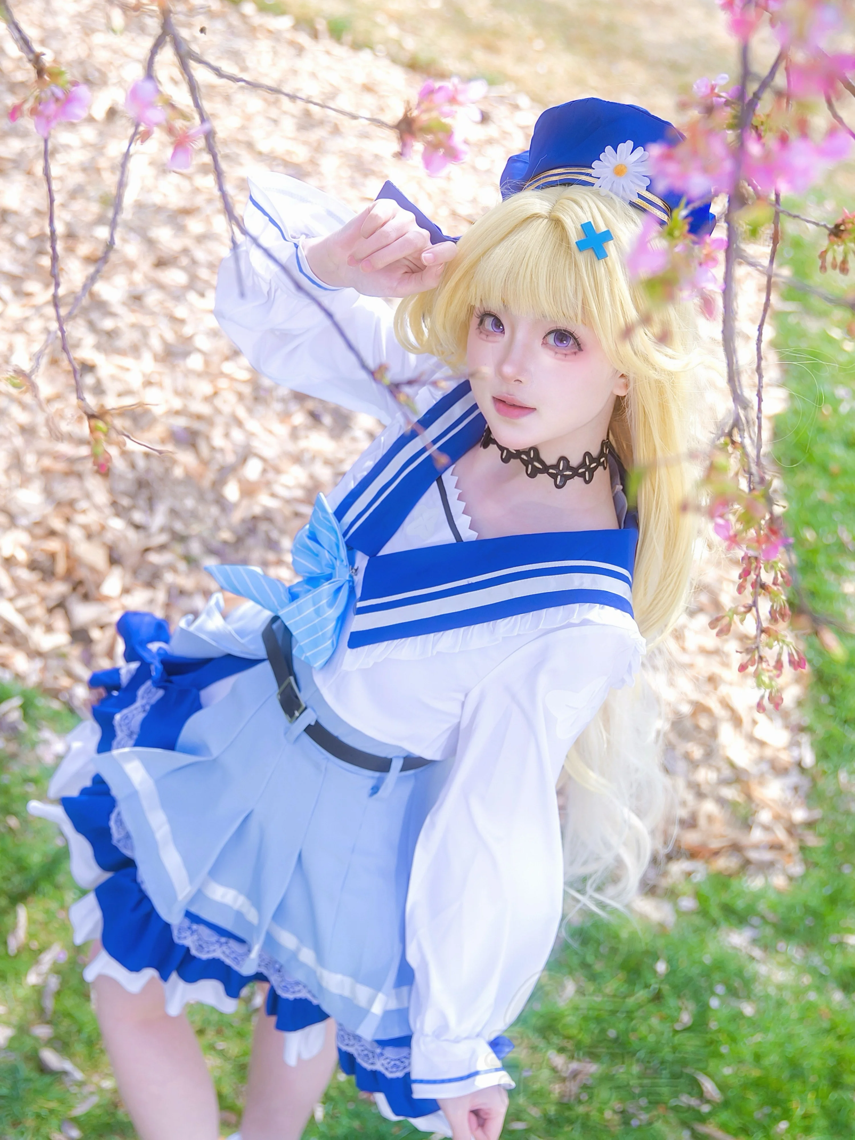 【菲比cos】鸣潮里的蓝白水手服少女，早樱下的温柔片刻 - 第 1 张