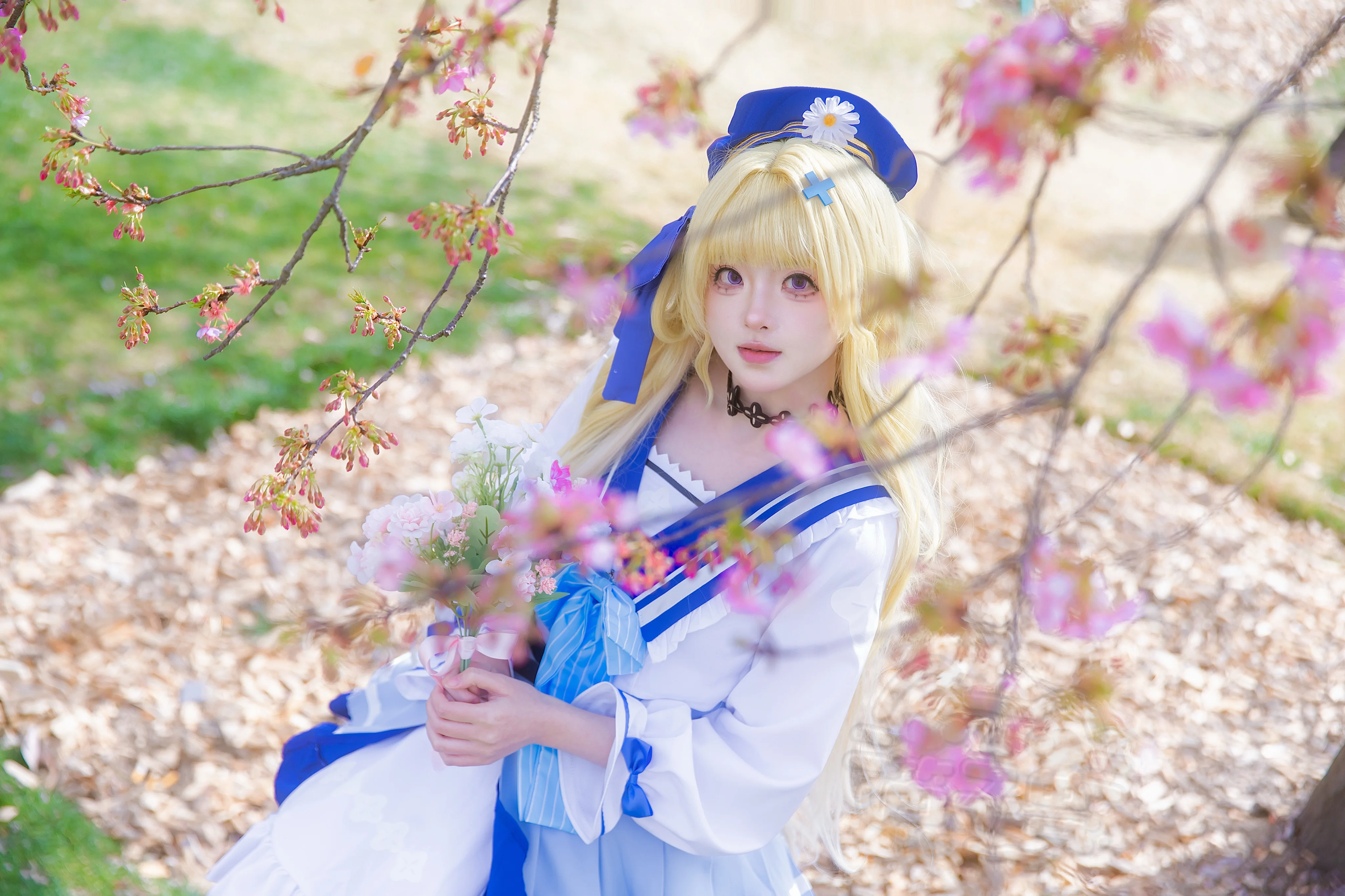 【菲比cos】鸣潮里的蓝白水手服少女，早樱下的温柔片刻 - 第 3 张