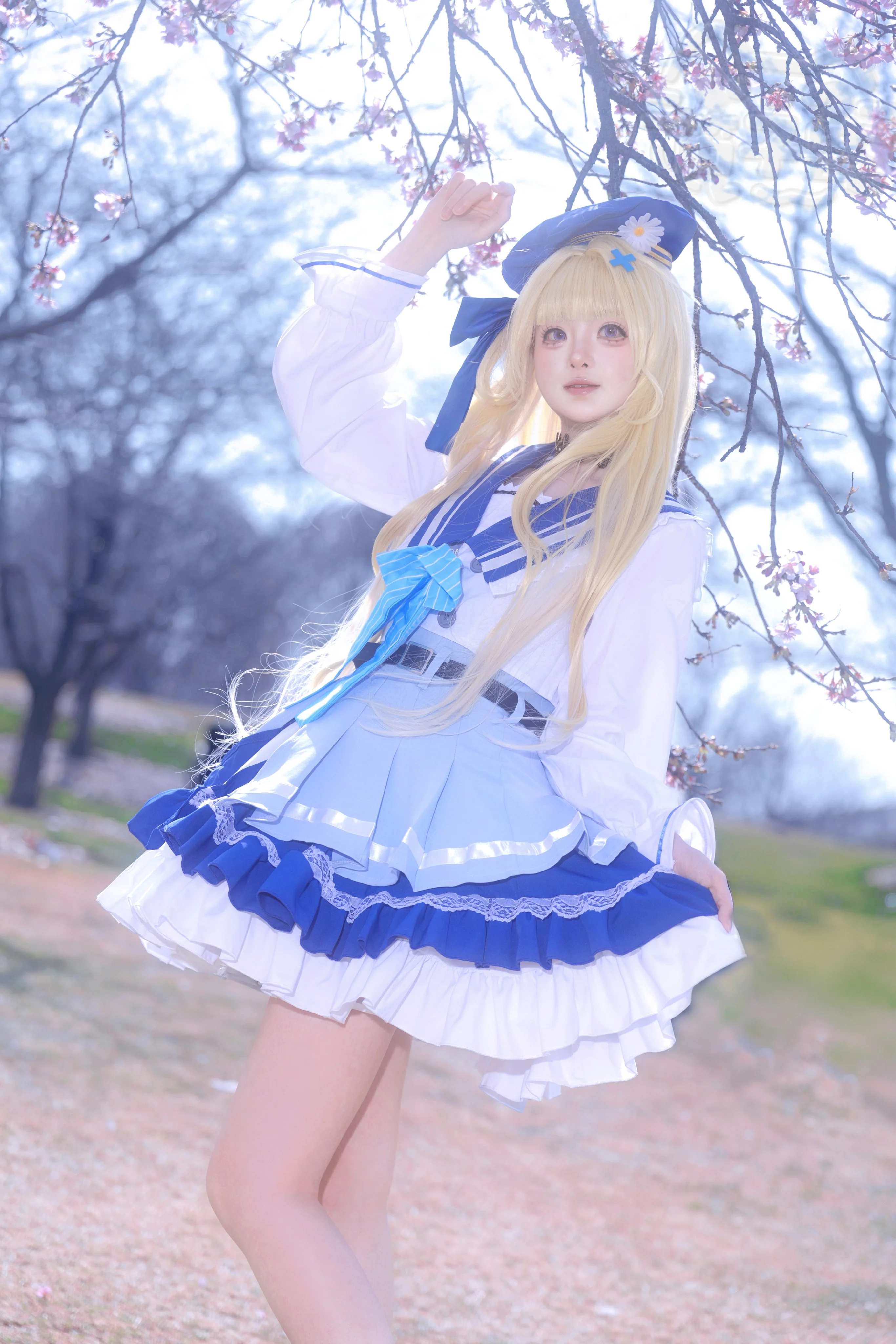 【菲比cos】鸣潮里的蓝白水手服少女，早樱下的温柔片刻 - 第 7 张