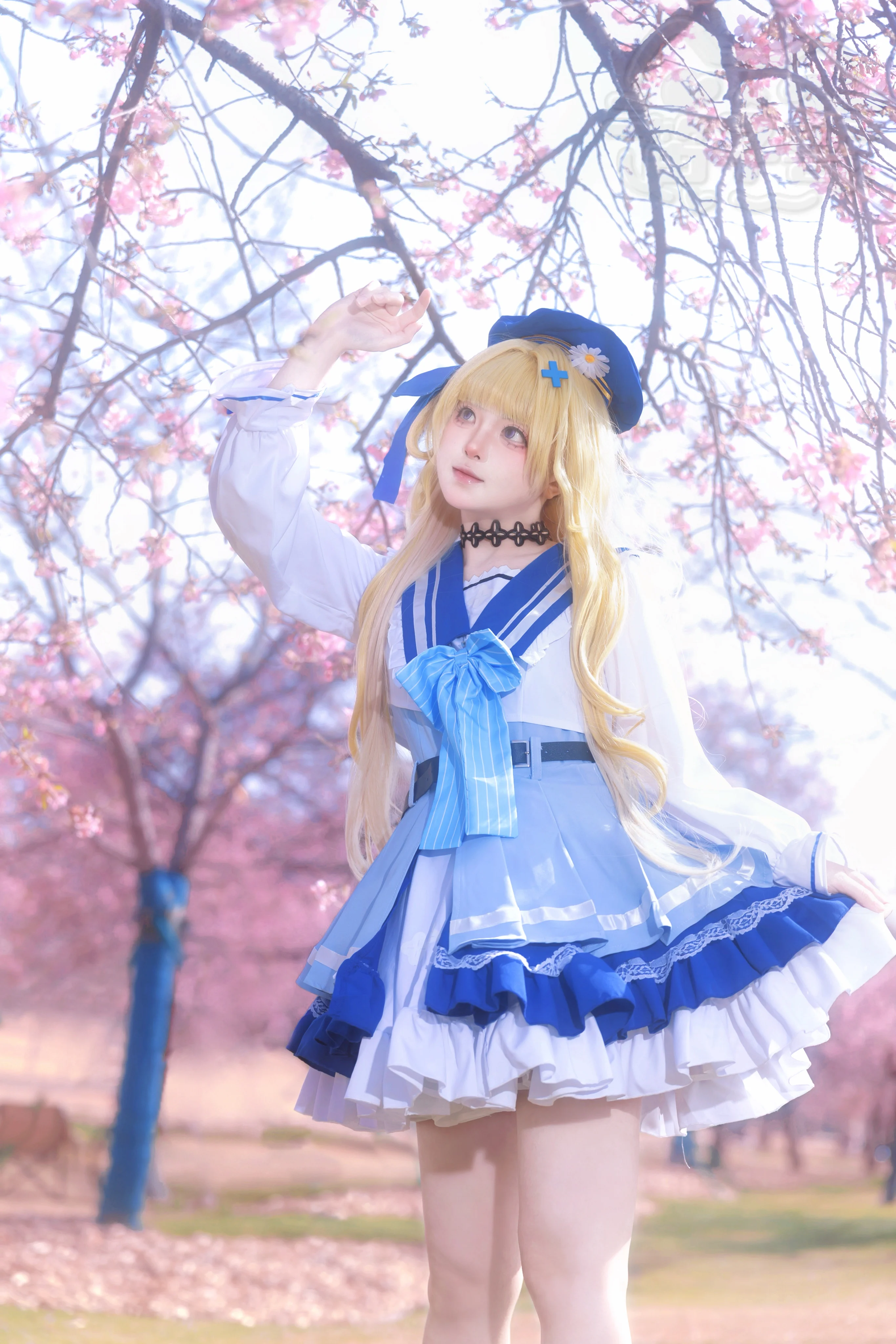 【菲比cos】鸣潮里的蓝白水手服少女，早樱下的温柔片刻 - 第 8 张