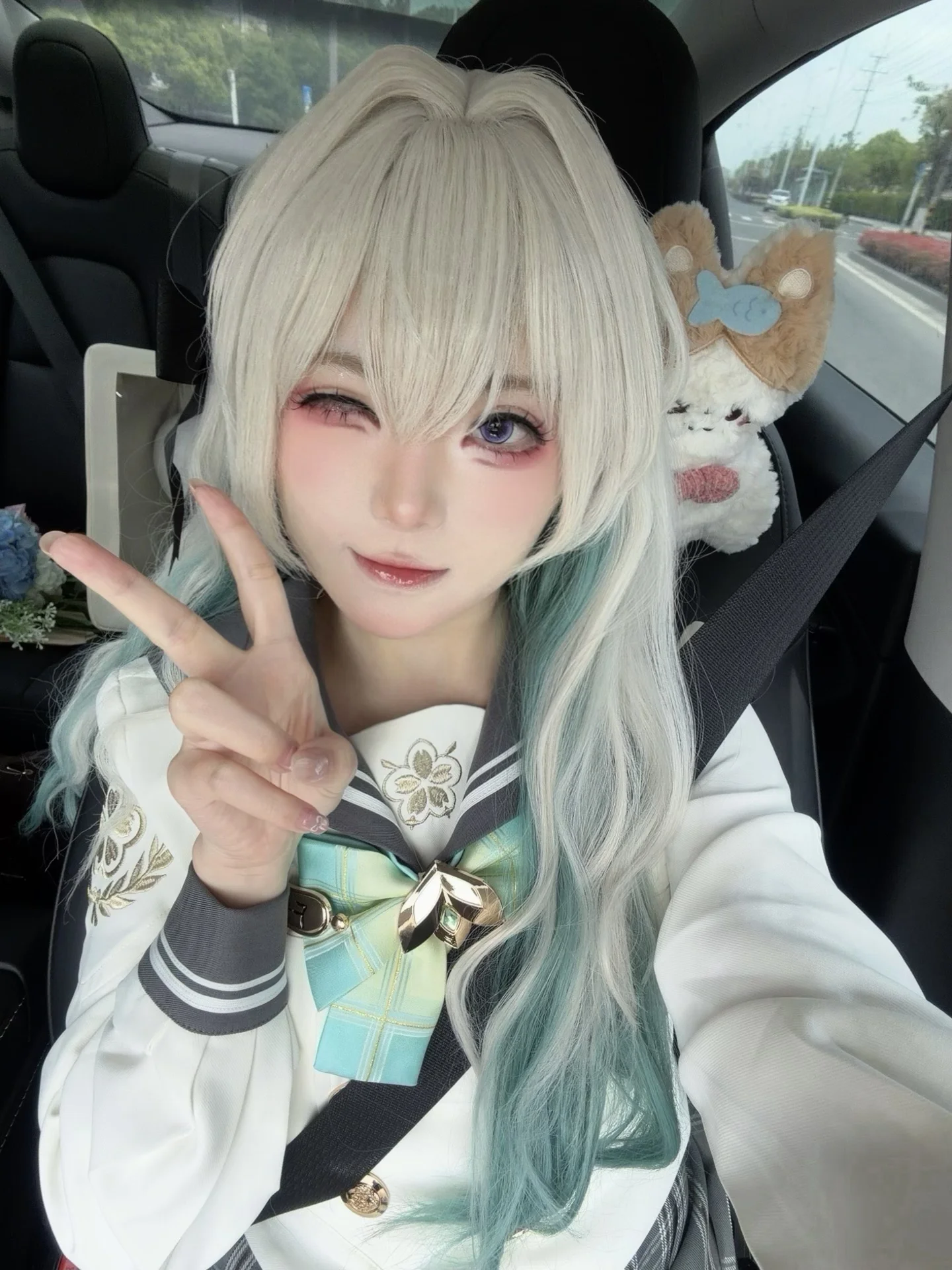 【流螢cos】崩壞星穹鐵道里的銀白少女，車內的光影捕捉 - 第 1 張