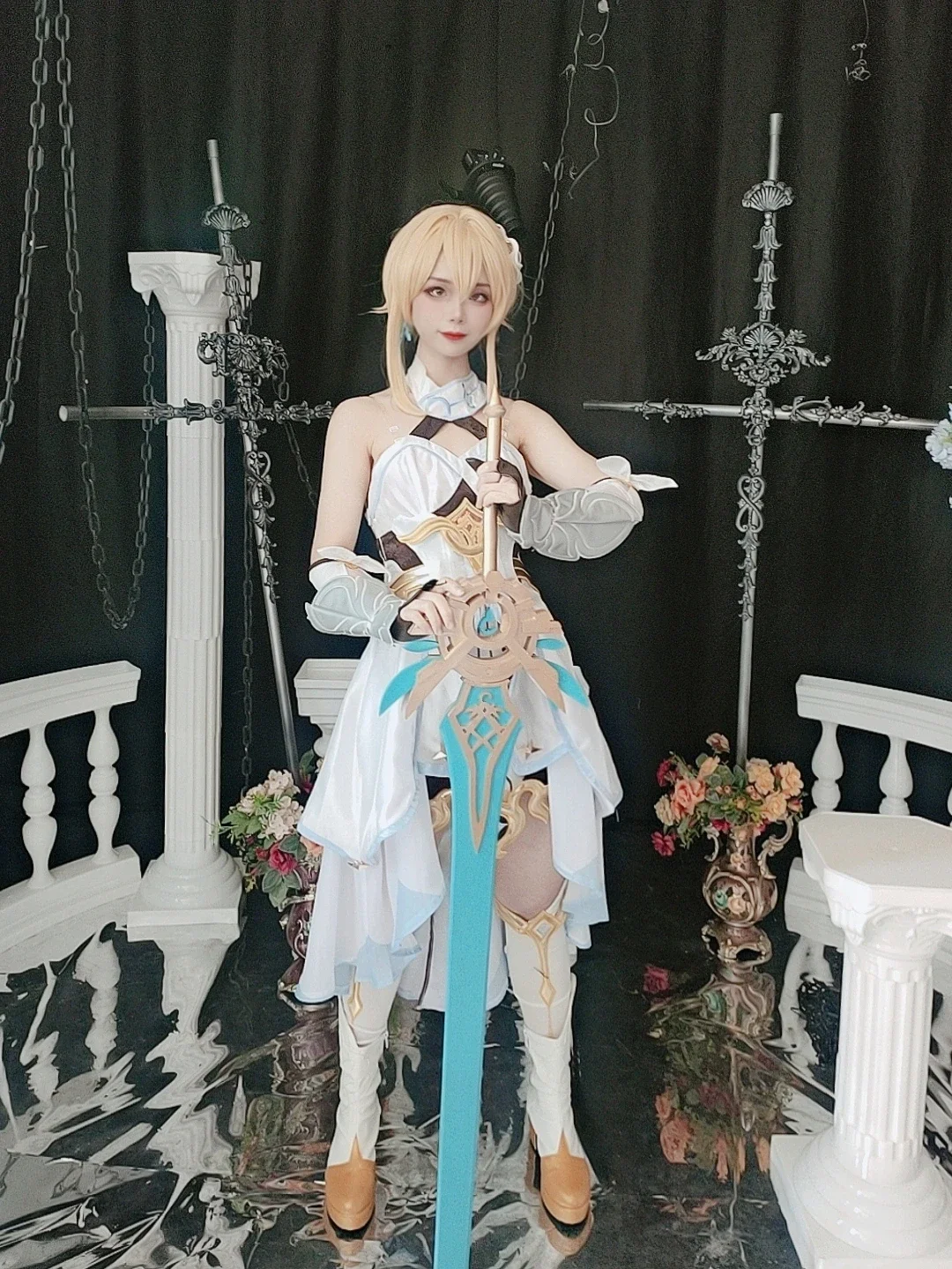 【熒cos】原神金髮白裙，扛大劍也要保持囂張 - 第 4 張