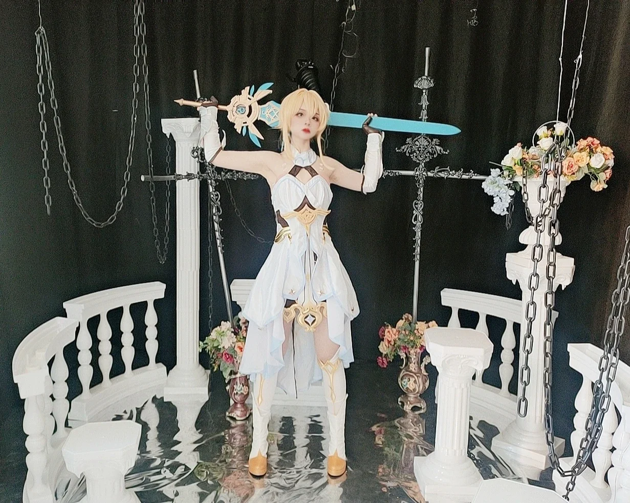 【荧cos】原神金发白裙，扛大剑也要保持嚣张