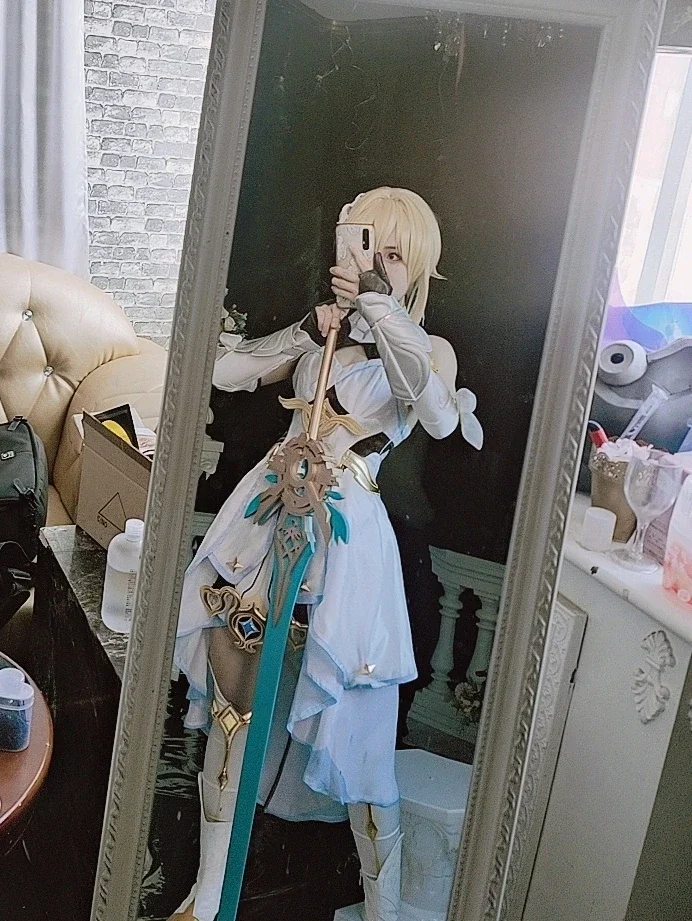【熒cos】原神金髮白裙，扛大劍也要保持囂張 - 第 8 張
