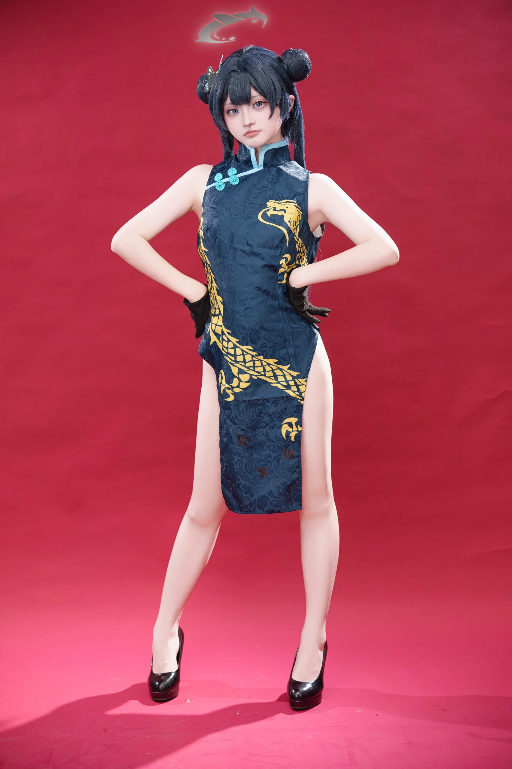 【妃咲cos】蔚蓝档案里的旗袍龙女，红底背景纸拍出真实手办感