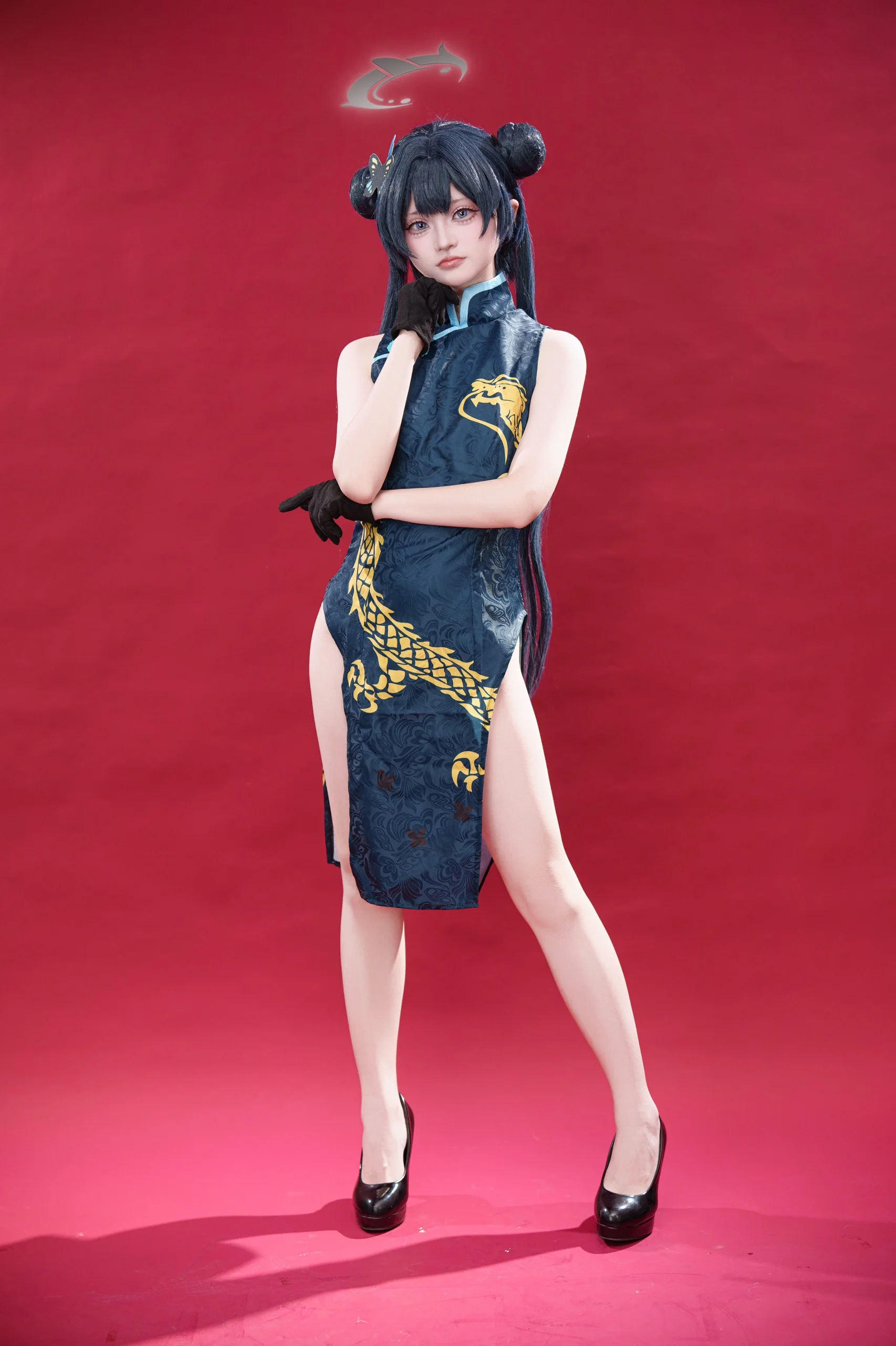 【妃咲cos】蔚蓝档案里的旗袍龙女，红底背景纸拍出真实手办感 - 第 3 张