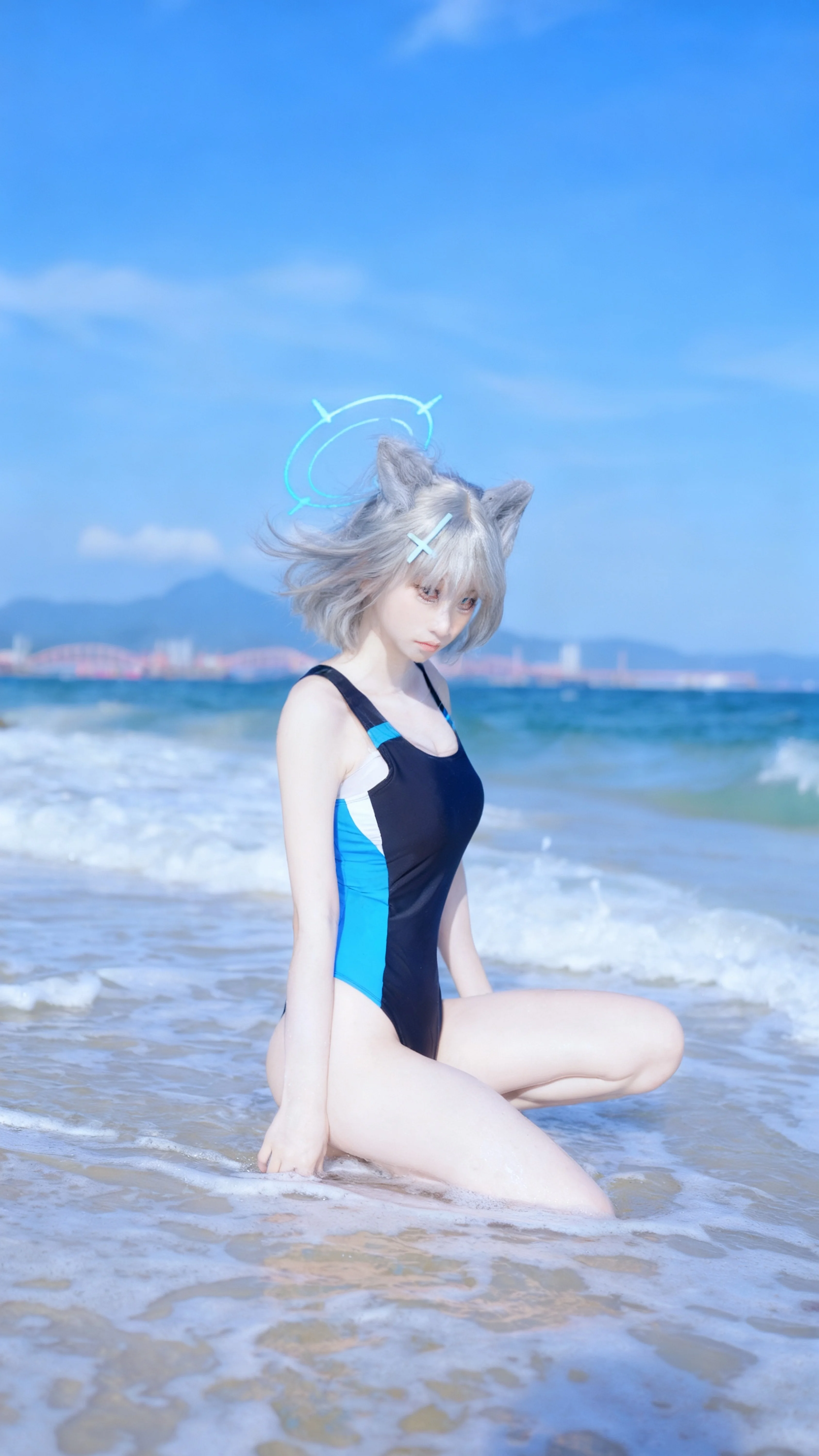 砂狼白子泳装cos，蔚蓝档案海边夏日定格 - 第 1 张