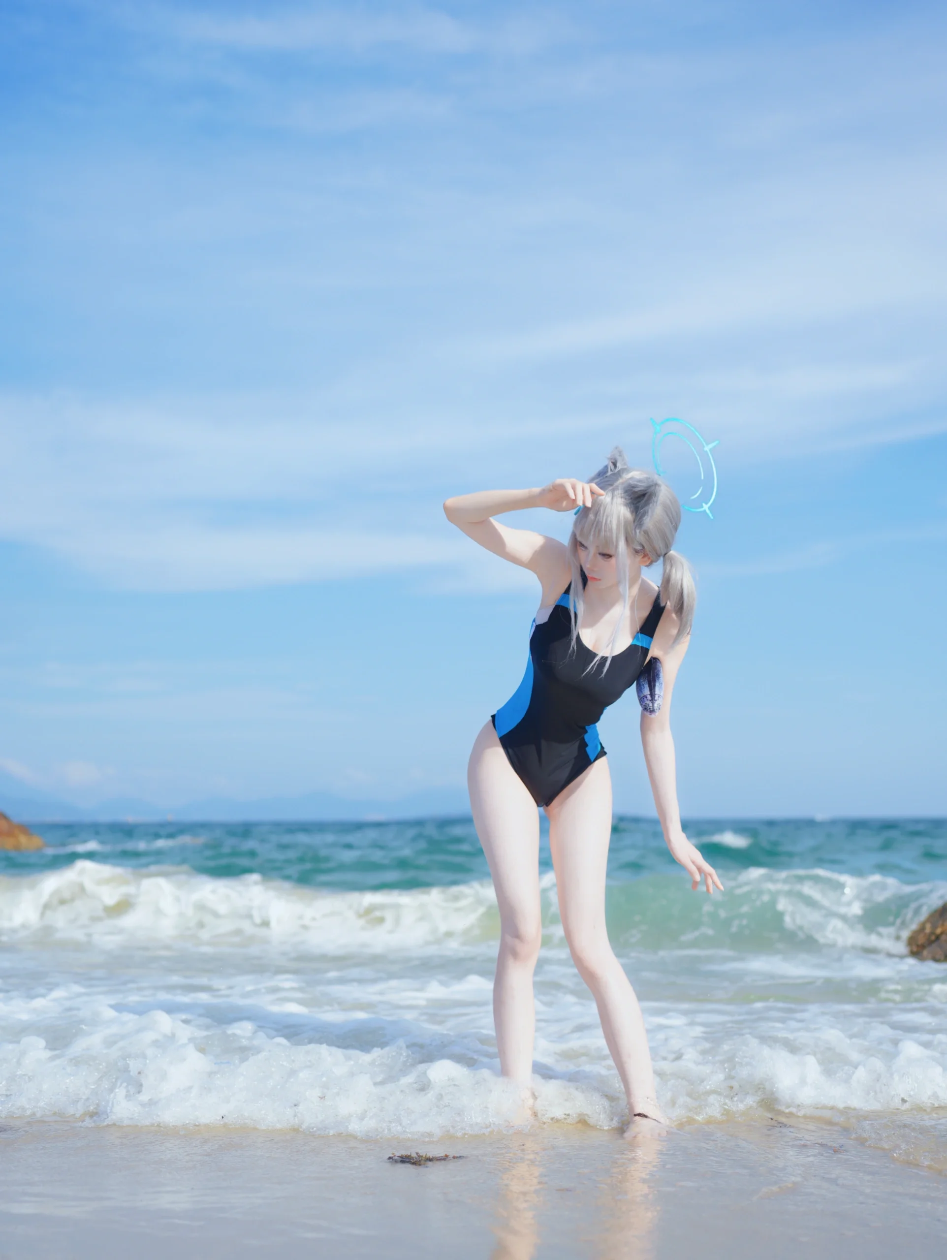 砂狼白子泳装cos，蔚蓝档案海边夏日定格 - 第 3 张