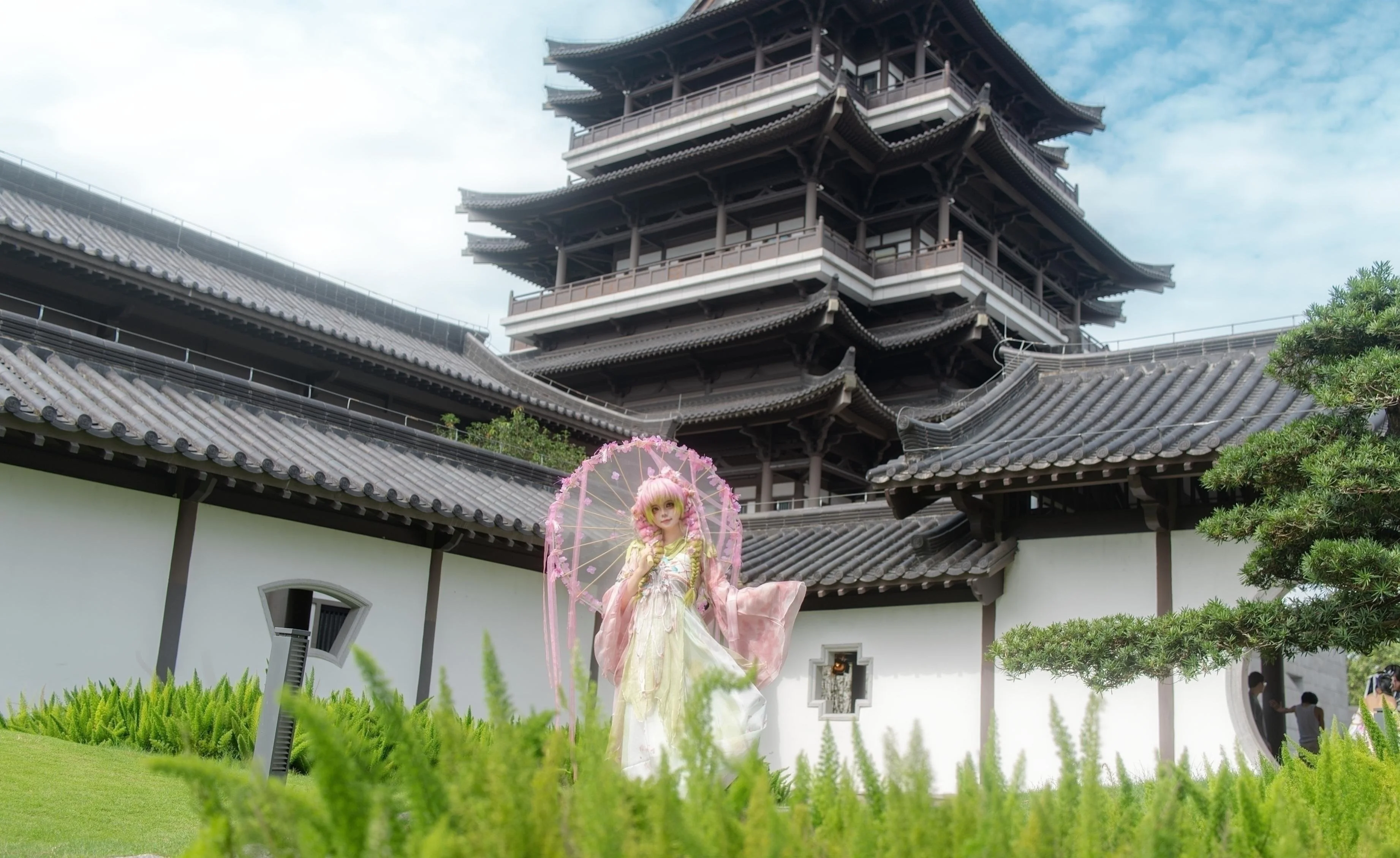 【甘露寺蜜璃cos】在古风庭院里撑起粉色纸伞，还原那份温柔与活力 - 第 1 张
