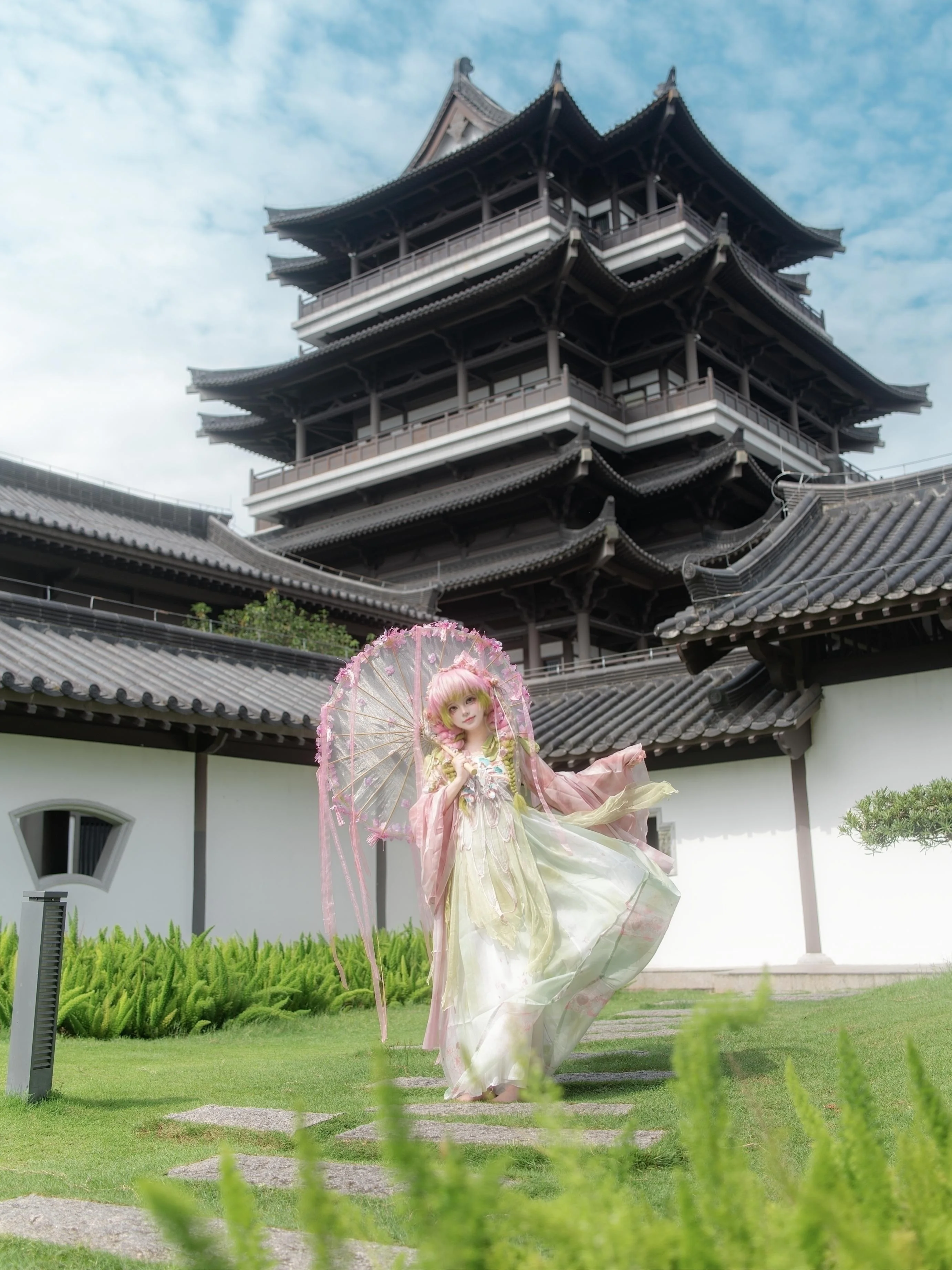 【甘露寺蜜璃cos】在古风庭院里撑起粉色纸伞，还原那份温柔与活力 - 第 2 张