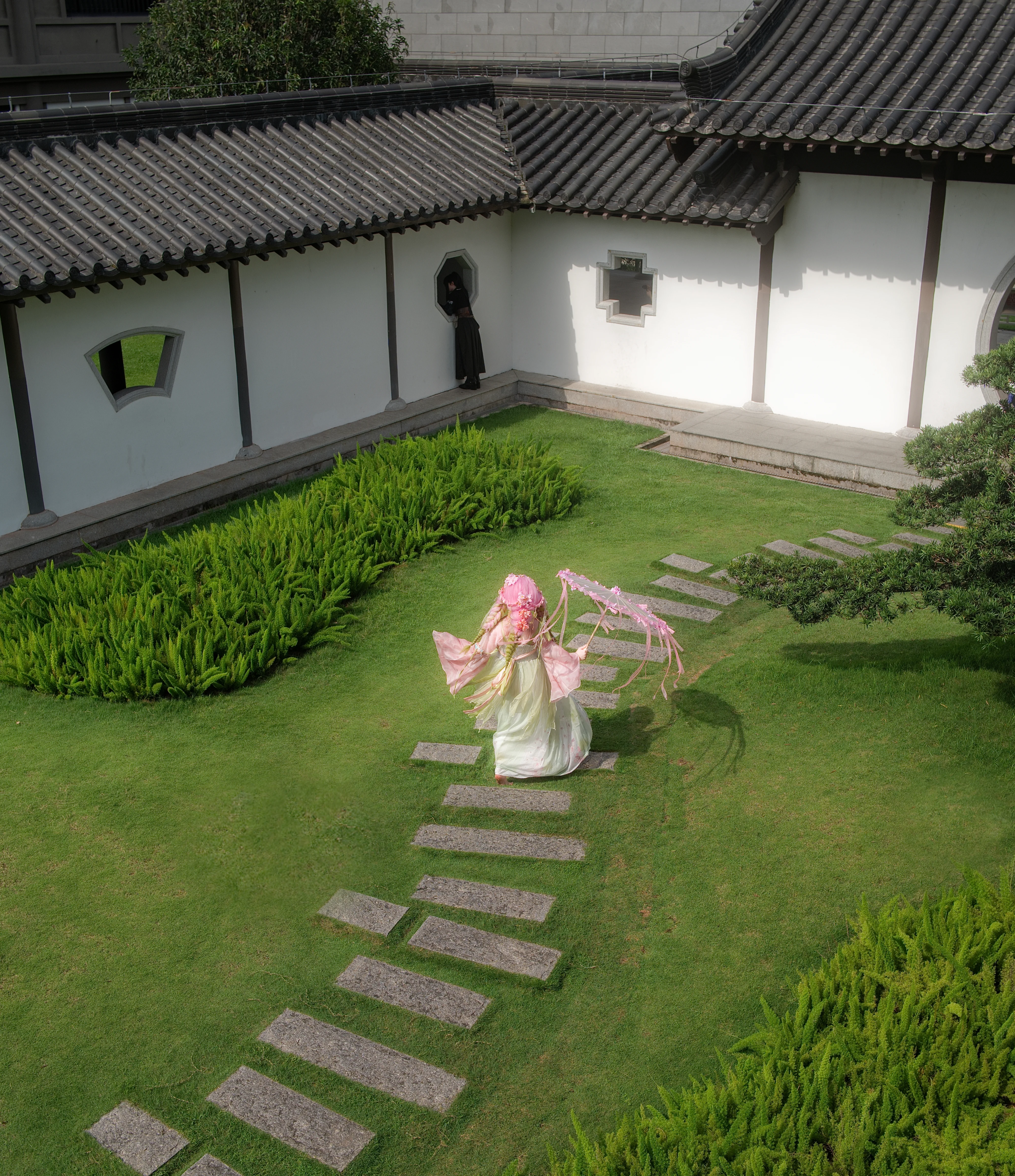 【甘露寺蜜璃cos】在古风庭院里撑起粉色纸伞，还原那份温柔与活力 - 第 6 张