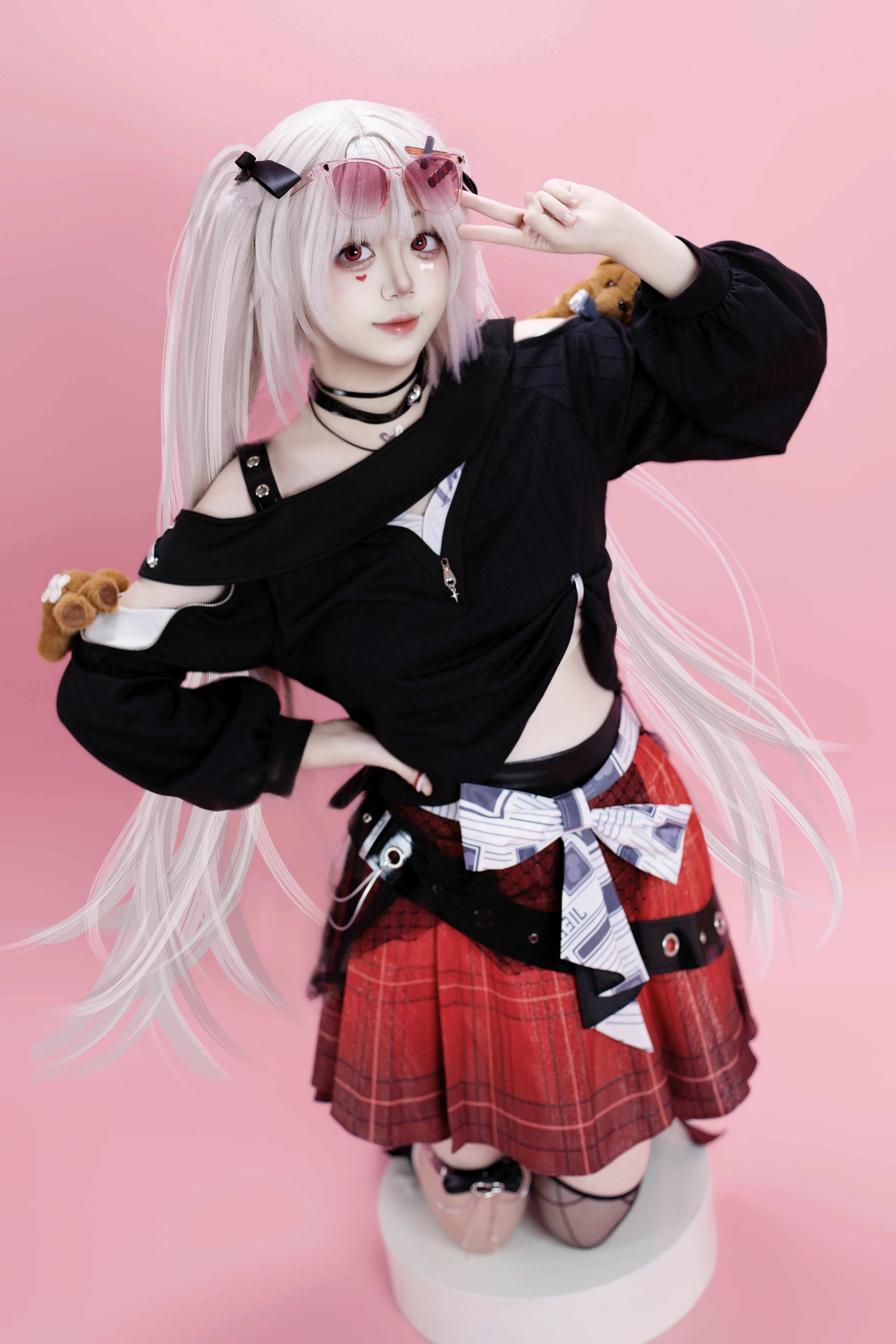 [Sparkle Cosplay] Silver-White Twin Tails and Red-and-Black Sweet-Cool Outfit in a Pink Studio - Image 10