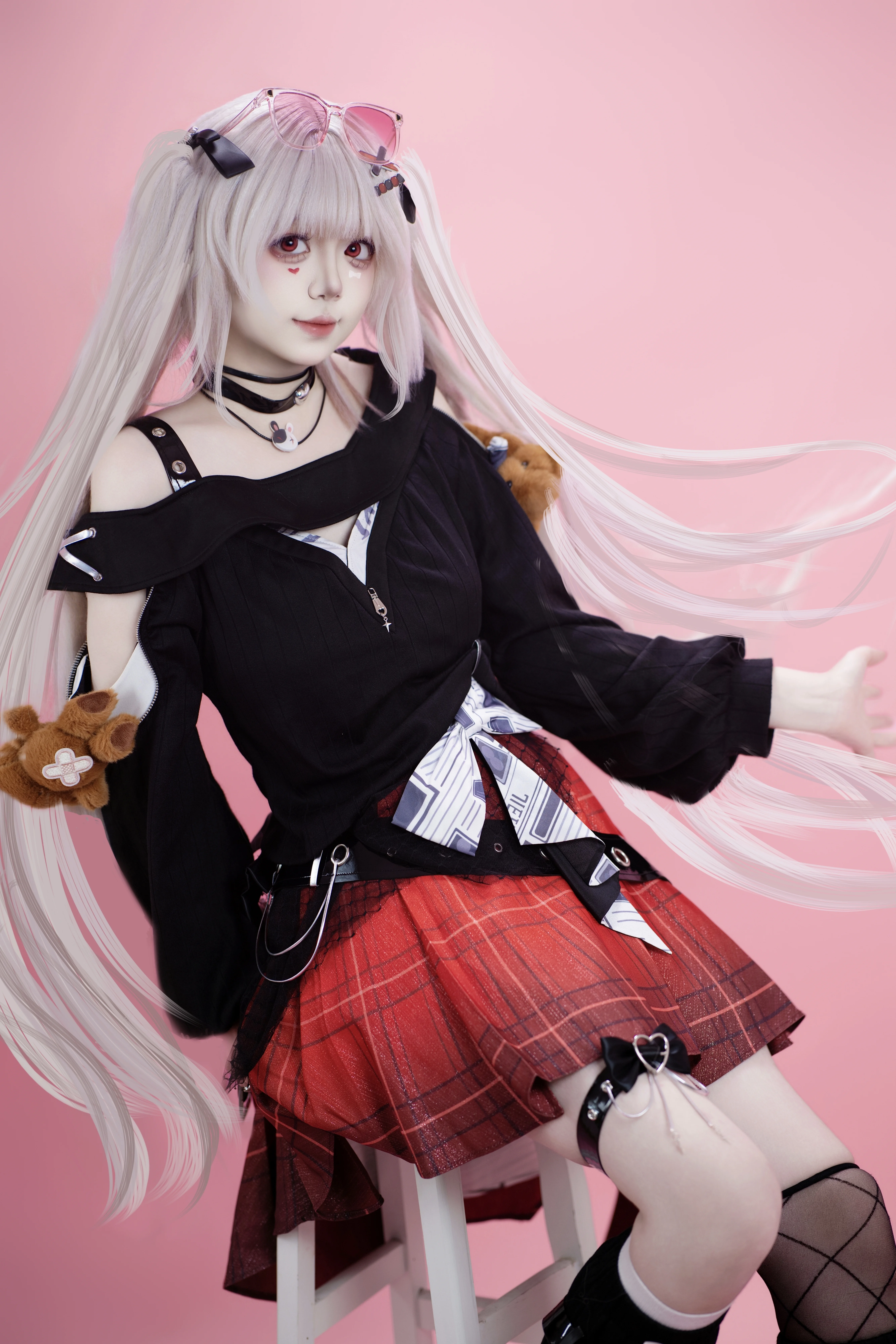 [Sparkle Cosplay] Silver-White Twin Tails and Red-and-Black Sweet-Cool Outfit in a Pink Studio - Image 11