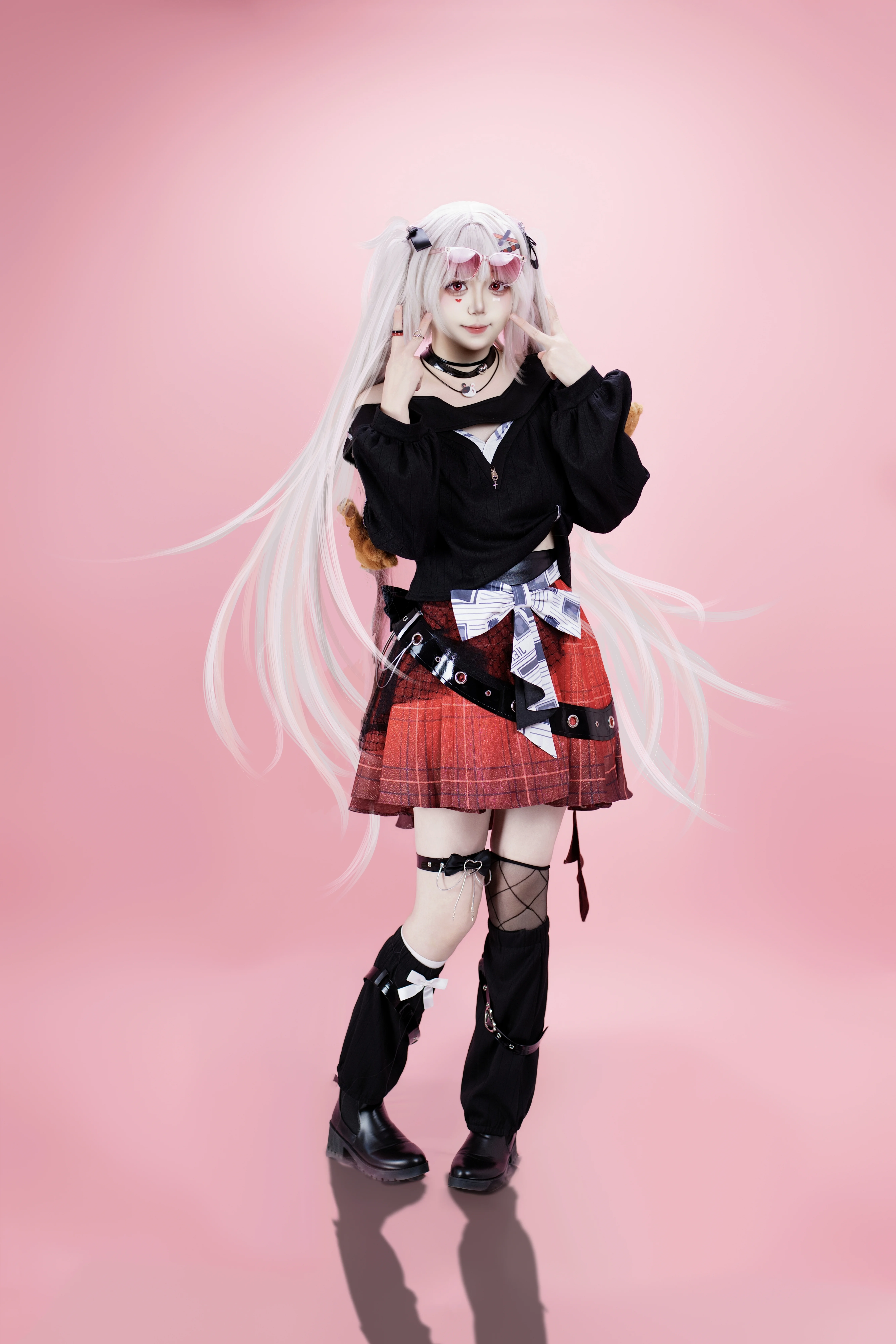 [Sparkle Cosplay] Silver-White Twin Tails and Red-and-Black Sweet-Cool Outfit in a Pink Studio - Image 2