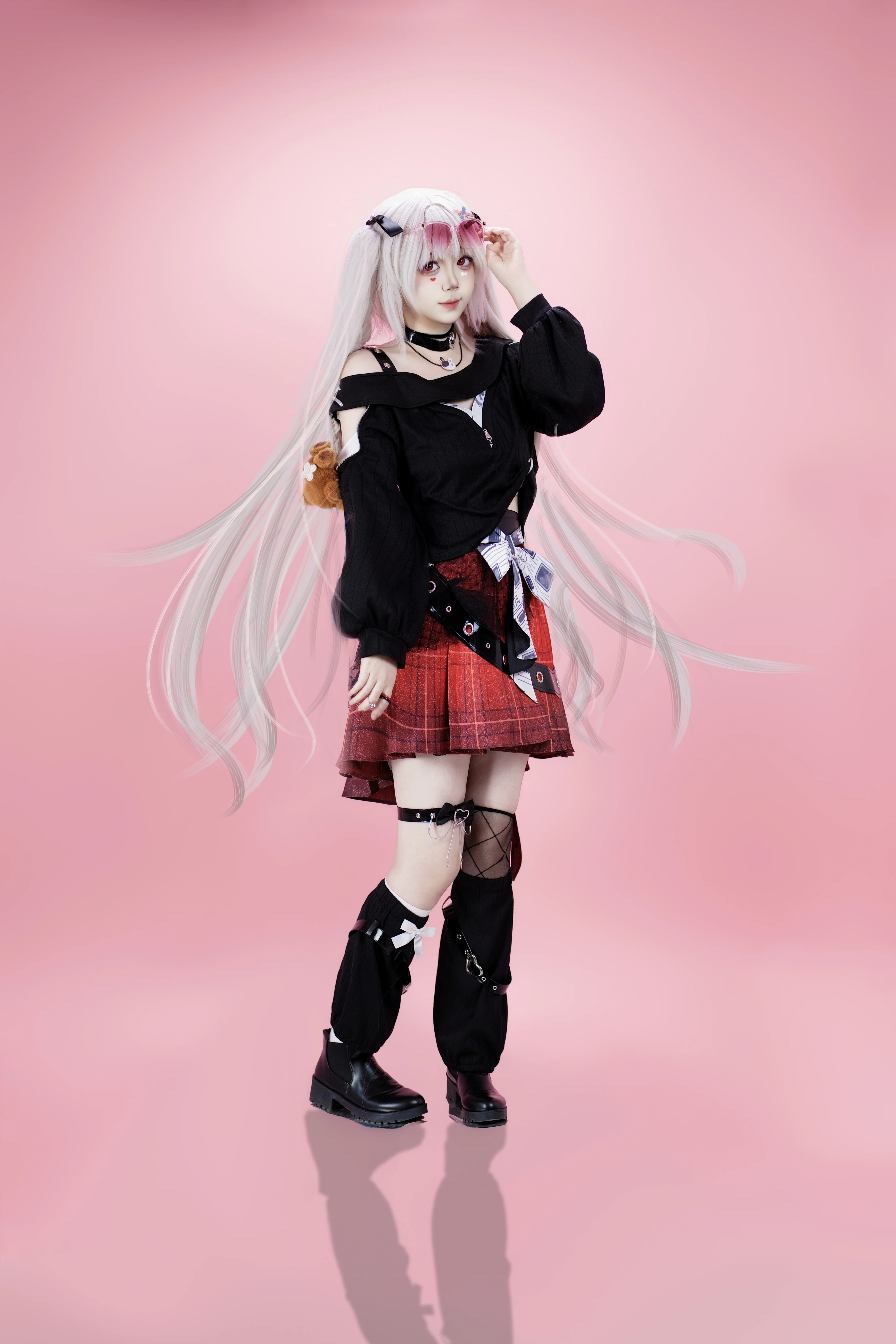[Sparkle Cosplay] Silver-White Twin Tails and Red-and-Black Sweet-Cool Outfit in a Pink Studio - Image 3
