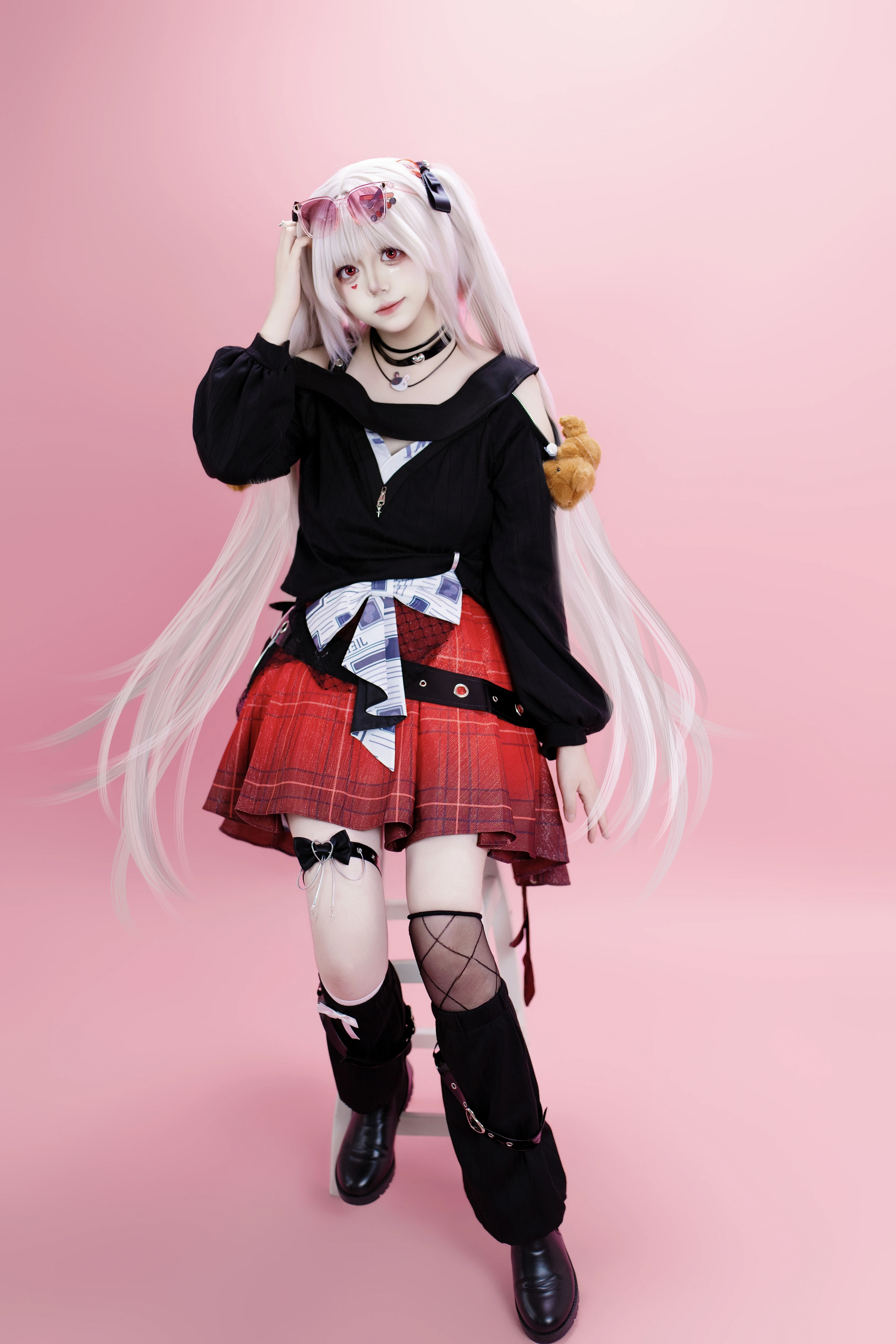 【花火cos】粉色影棚下的银白双马尾与红黑甜酷穿搭