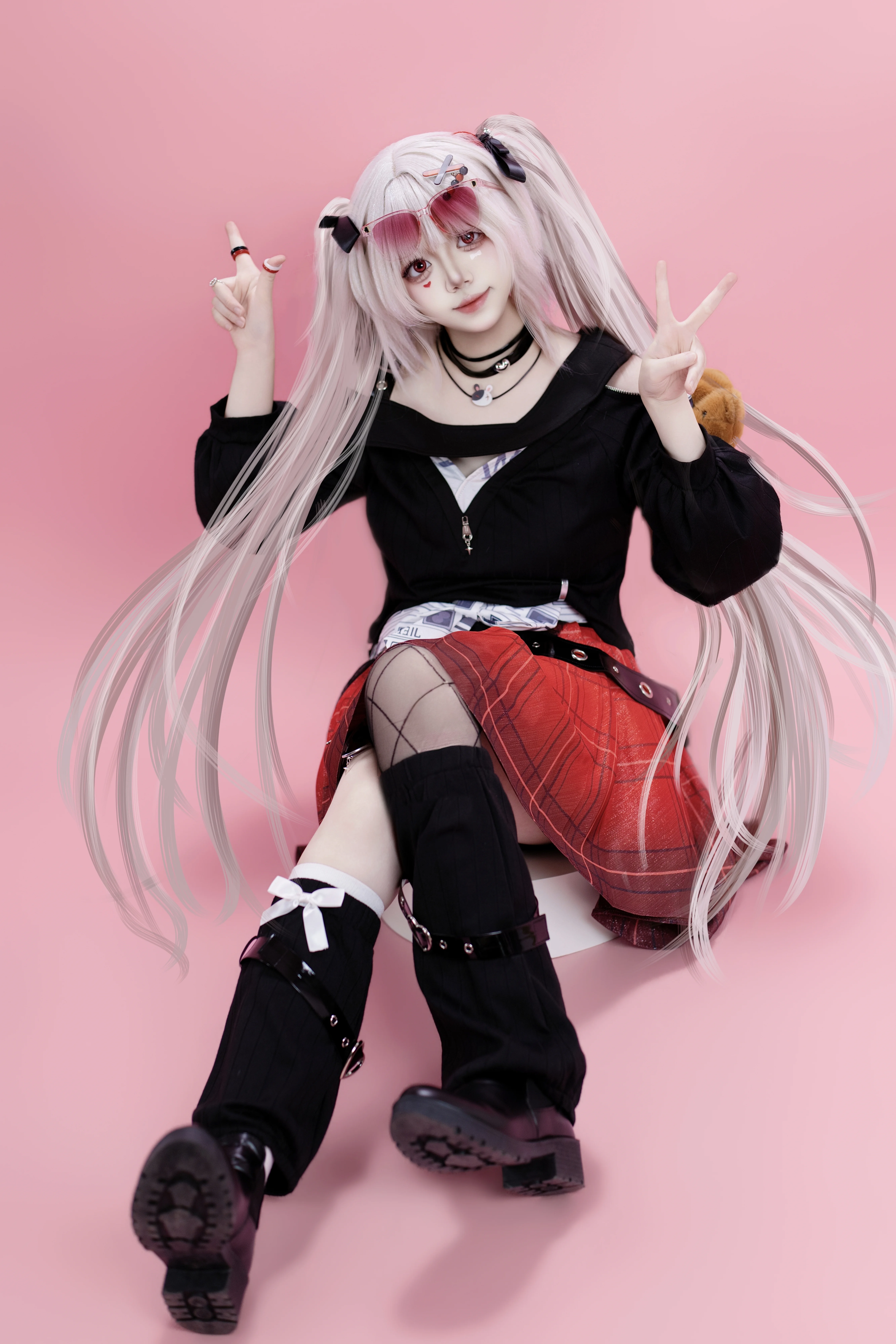[Sparkle Cosplay] Silver-White Twin Tails and Red-and-Black Sweet-Cool Outfit in a Pink Studio - Image 5