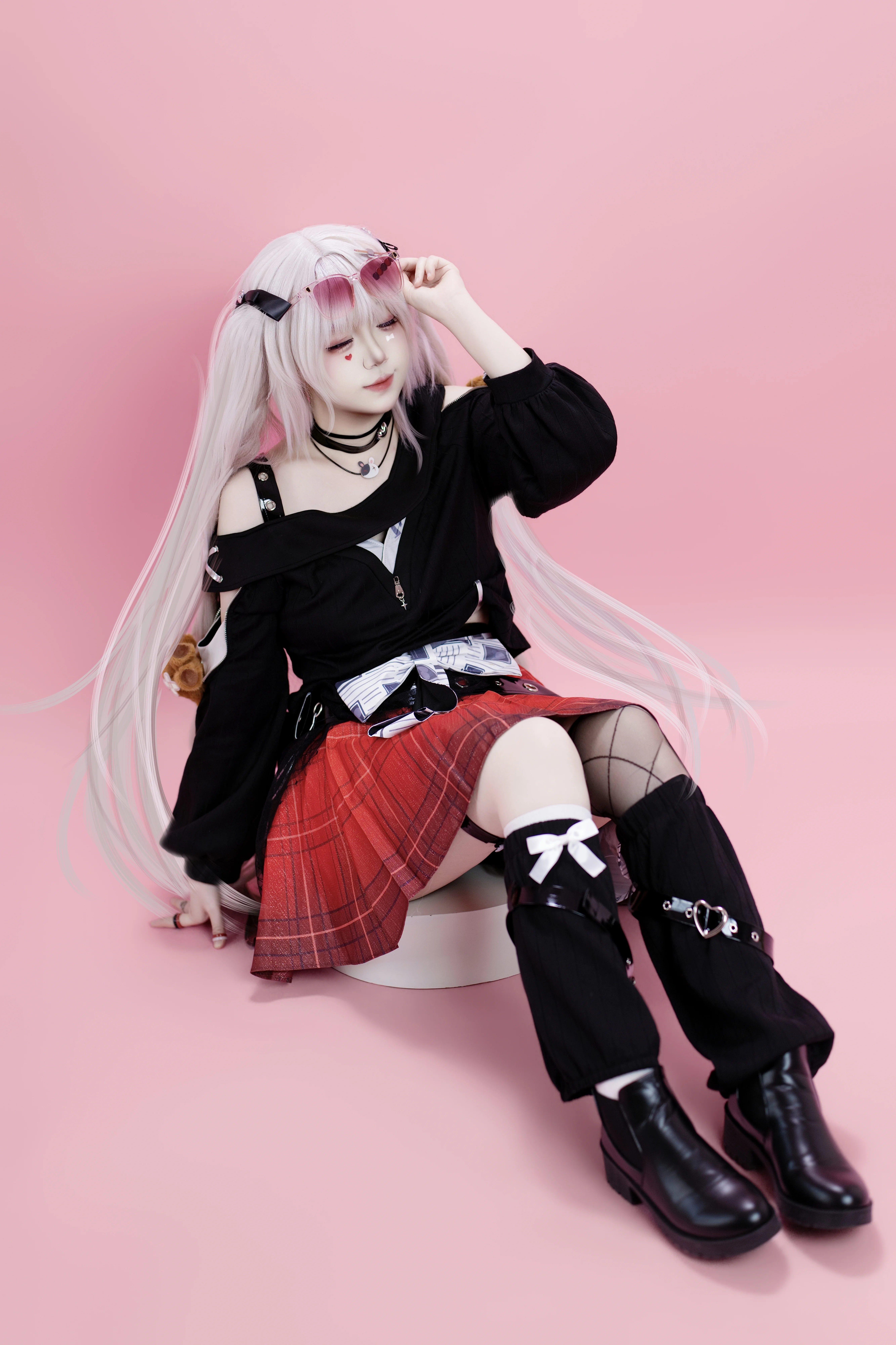 [Sparkle Cosplay] Silver-White Twin Tails and Red-and-Black Sweet-Cool Outfit in a Pink Studio - Image 7