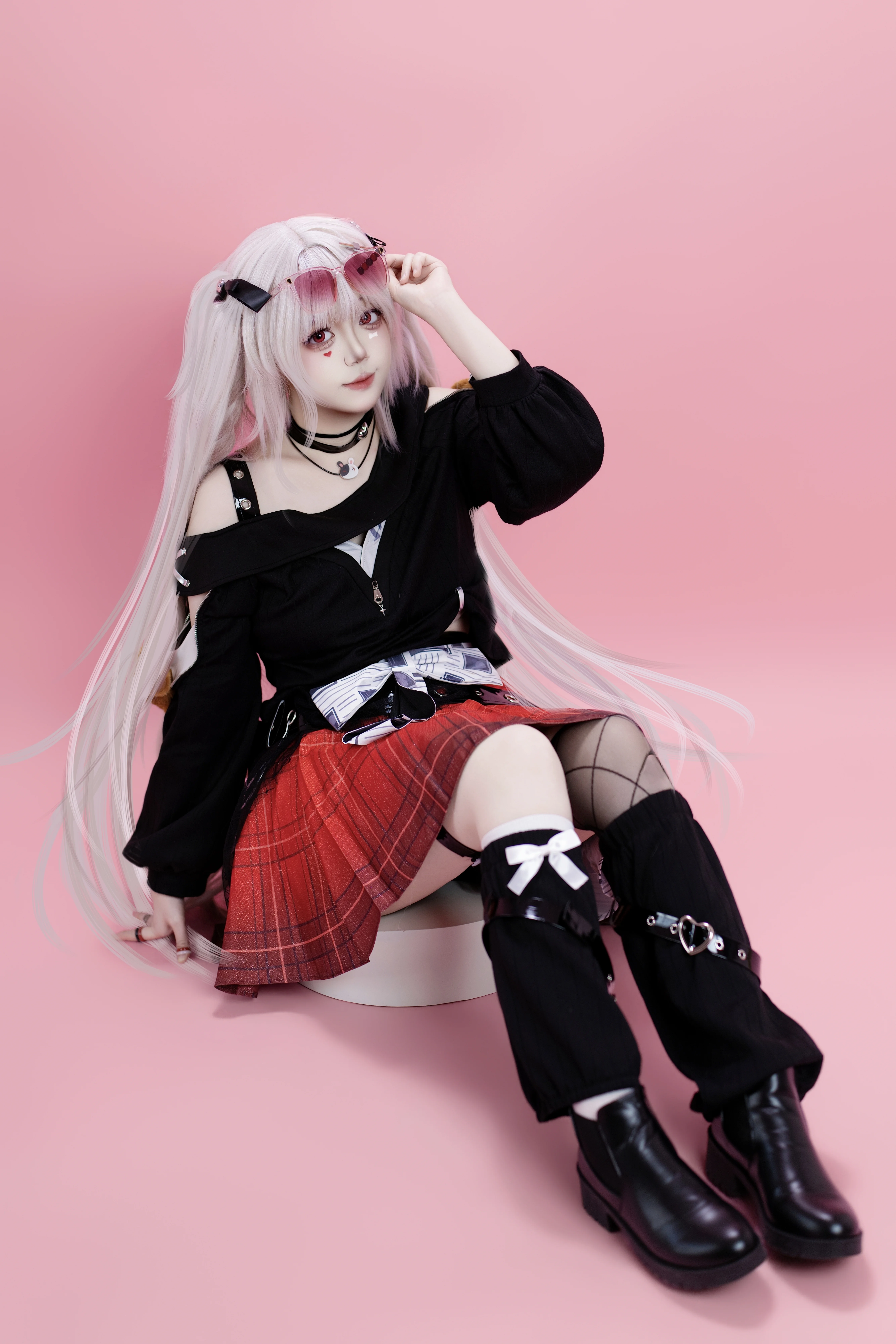 [Sparkle Cosplay] Silver-White Twin Tails and Red-and-Black Sweet-Cool Outfit in a Pink Studio - Image 8