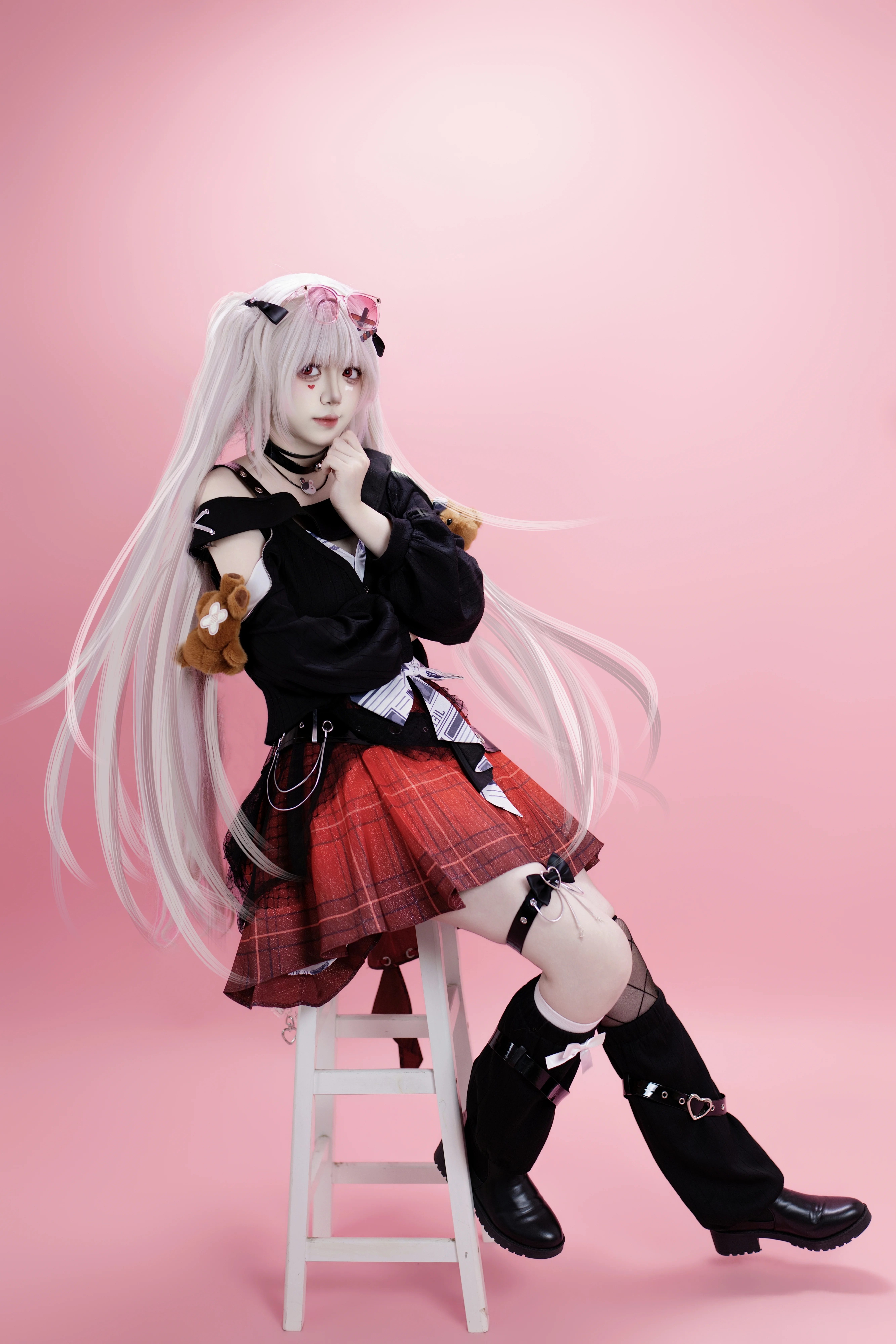 [Sparkle Cosplay] Silver-White Twin Tails and Red-and-Black Sweet-Cool Outfit in a Pink Studio - Image 9