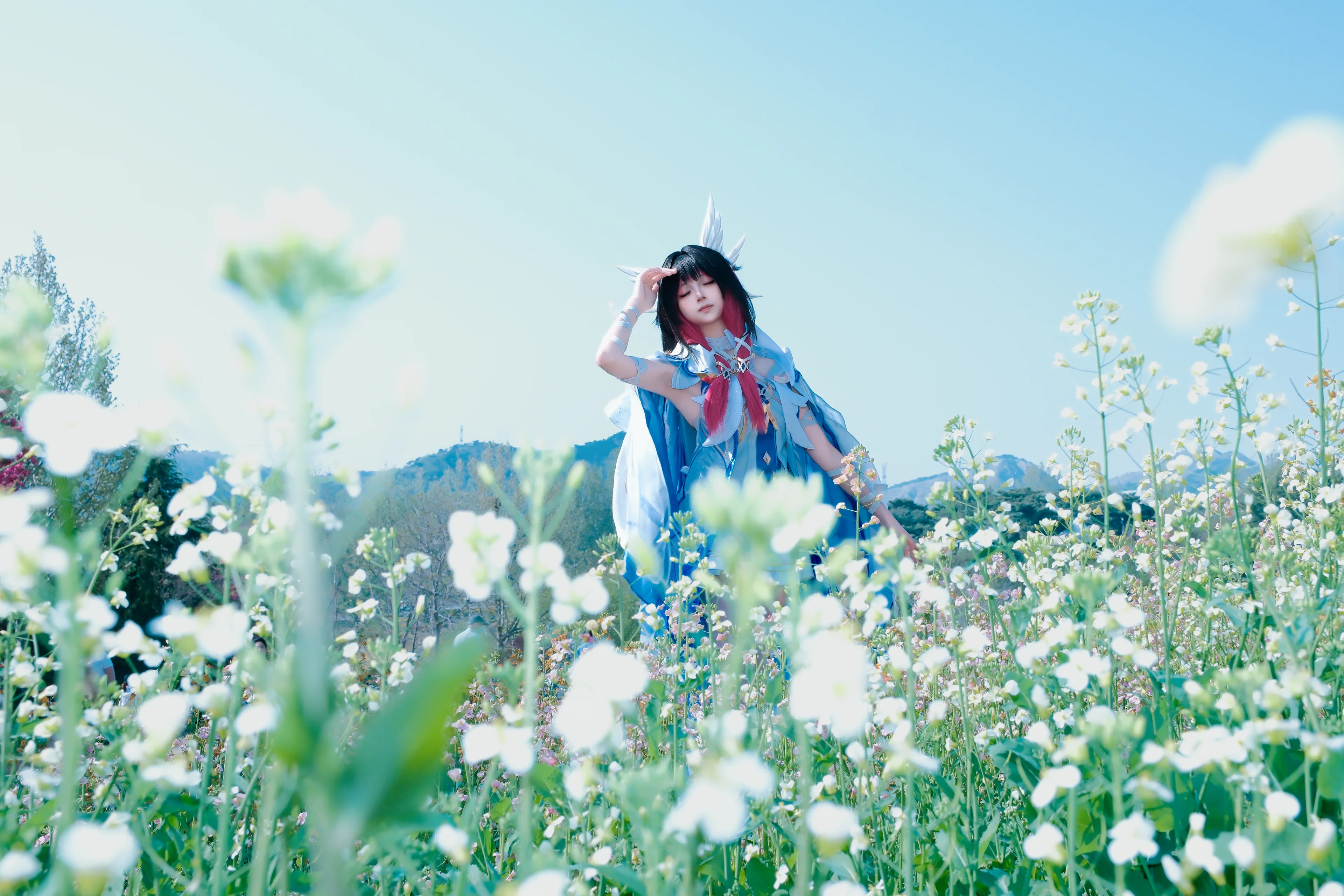 【哥倫比婭cos】花海大景下的藍白色空靈感 - 第 1 張