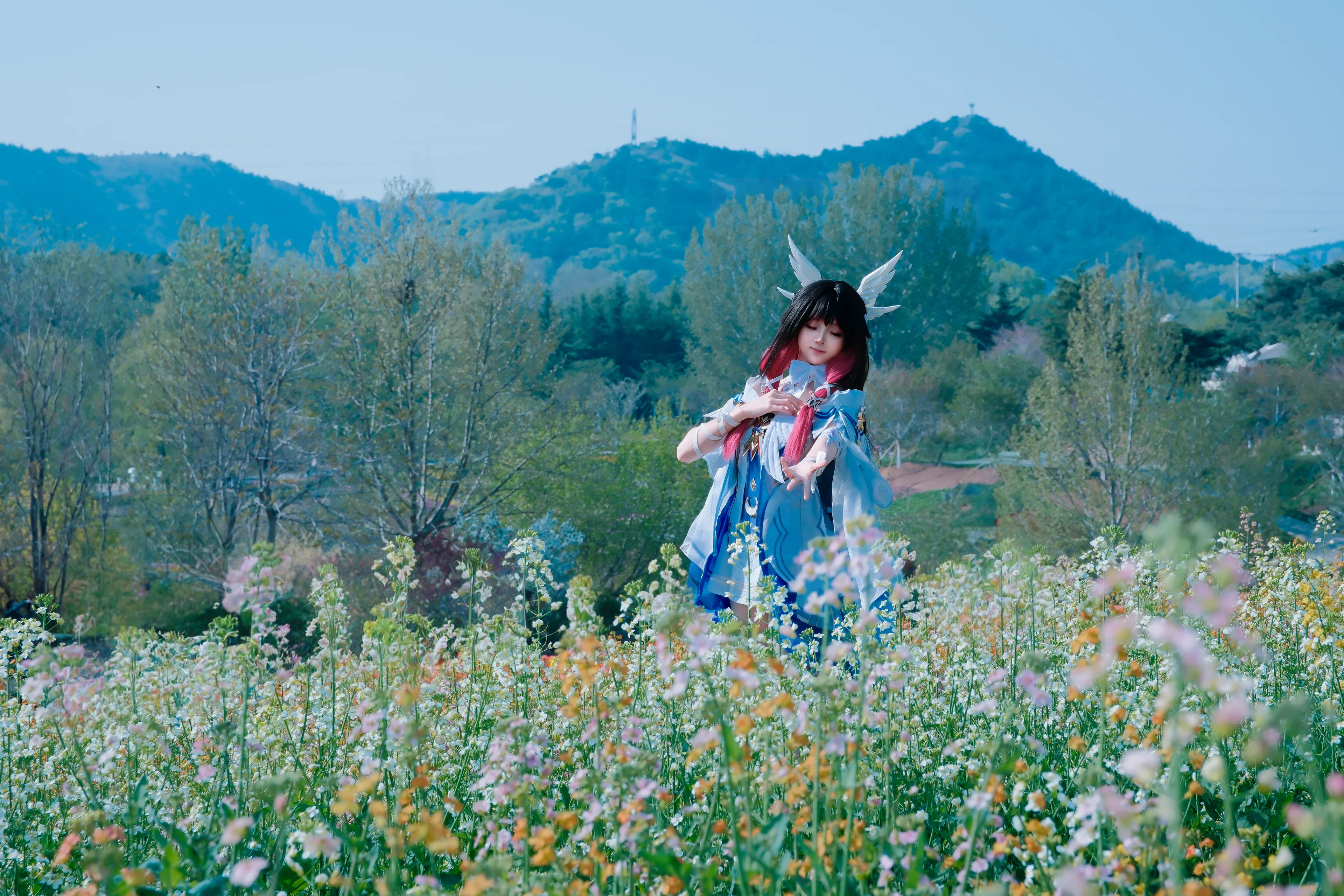 【哥倫比婭cos】花海大景下的藍白色空靈感 - 第 5 張