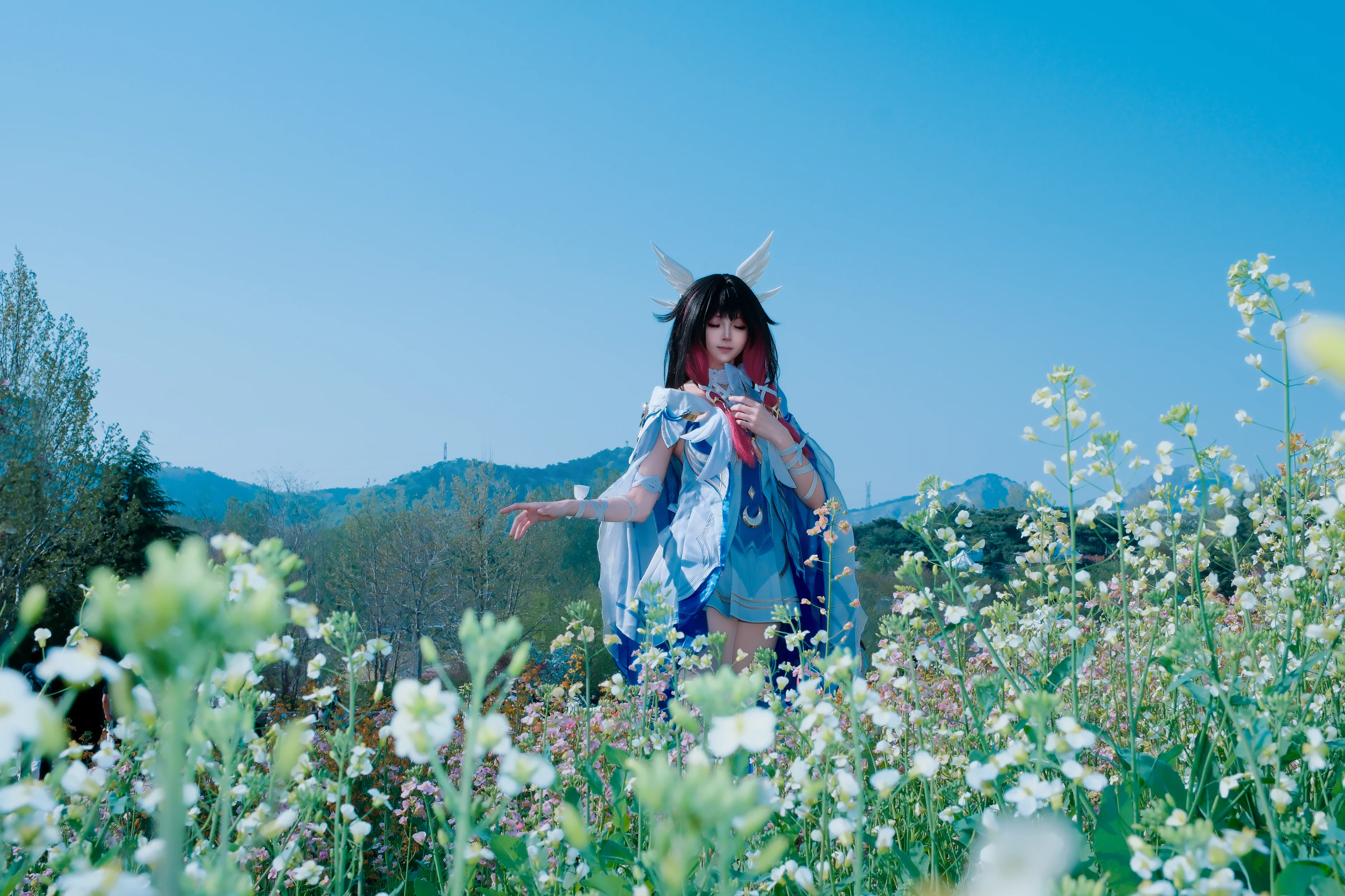 【哥倫比婭cos】花海大景下的藍白色空靈感 - 第 6 張