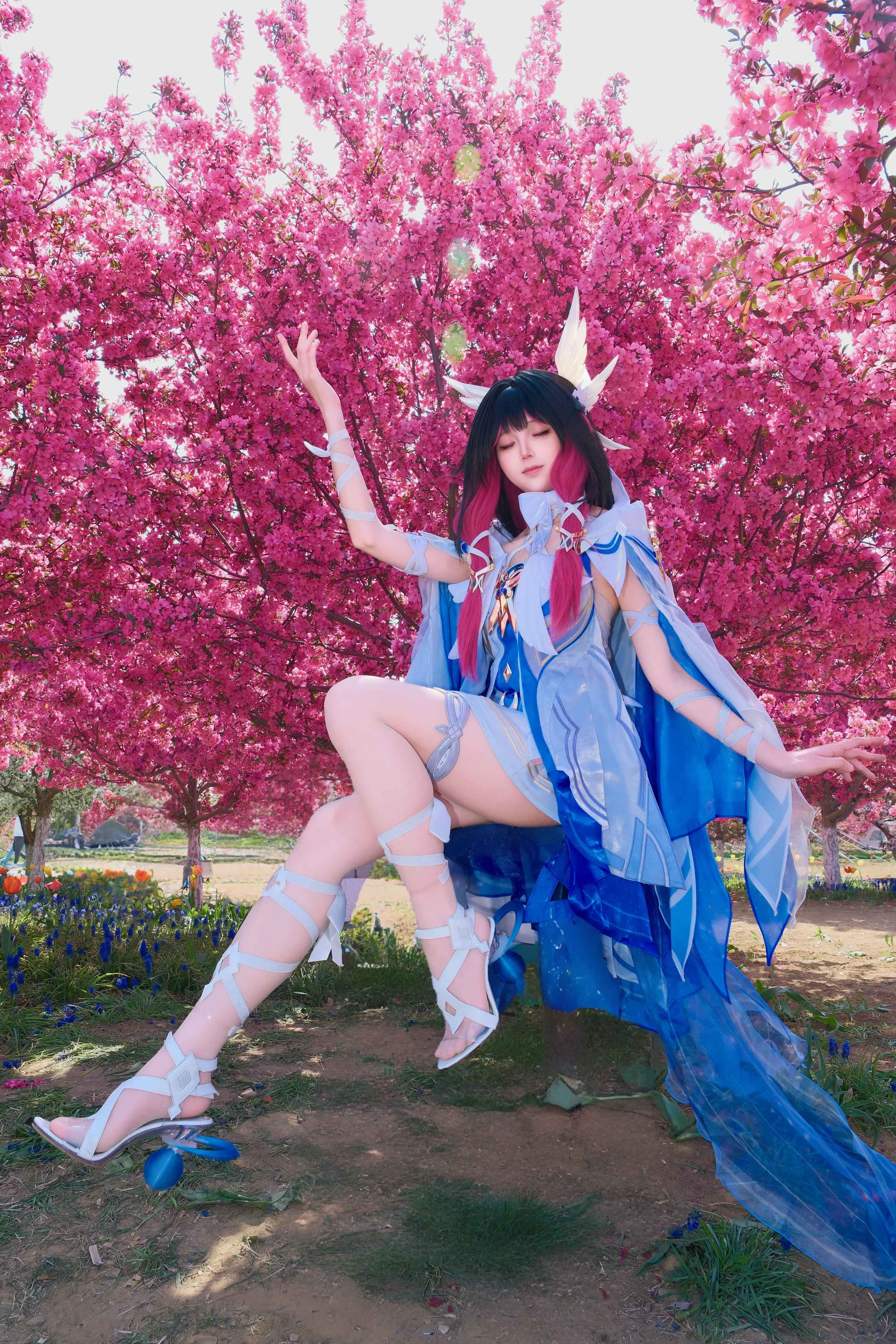【コロンビーナ コスプレ】百花繚乱と光影の中で出会う、青白き羽翼 - 8 枚目