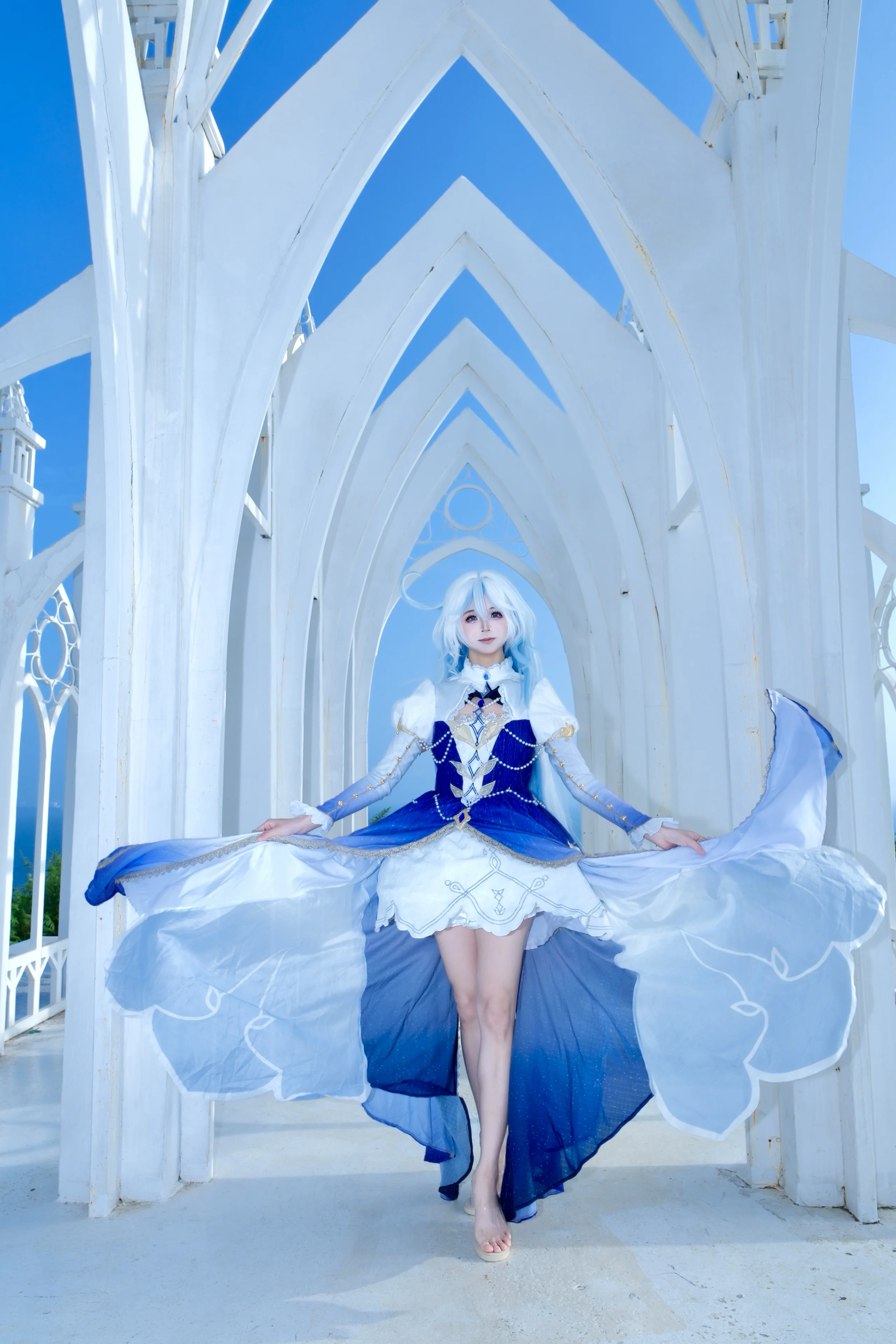 【芙宁娜cos】原神水神在纯白教堂的轻盈瞬间 - 第 1 张