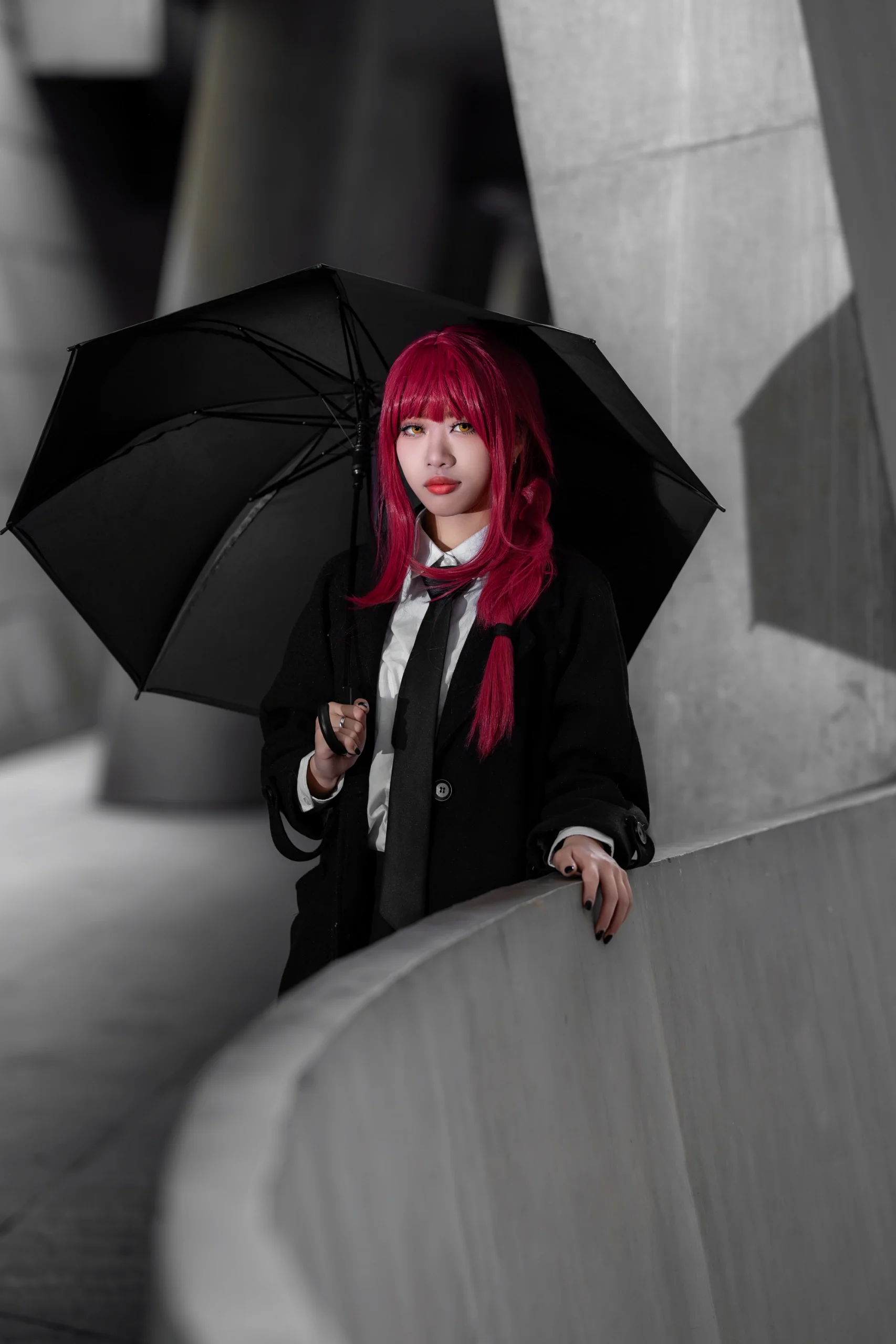 【玛奇玛cos】隐藏在混凝土阴影里的红发魅影 - 第 1 张