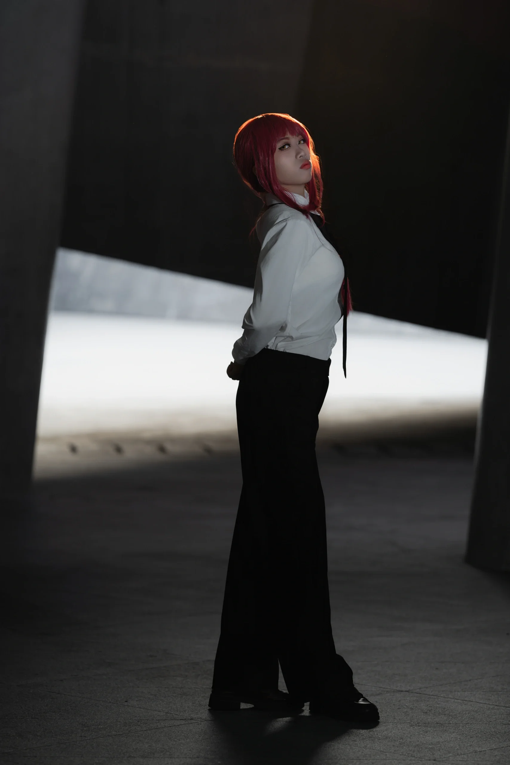 【玛奇玛cos】隐藏在混凝土阴影里的红发魅影 - 第 2 张