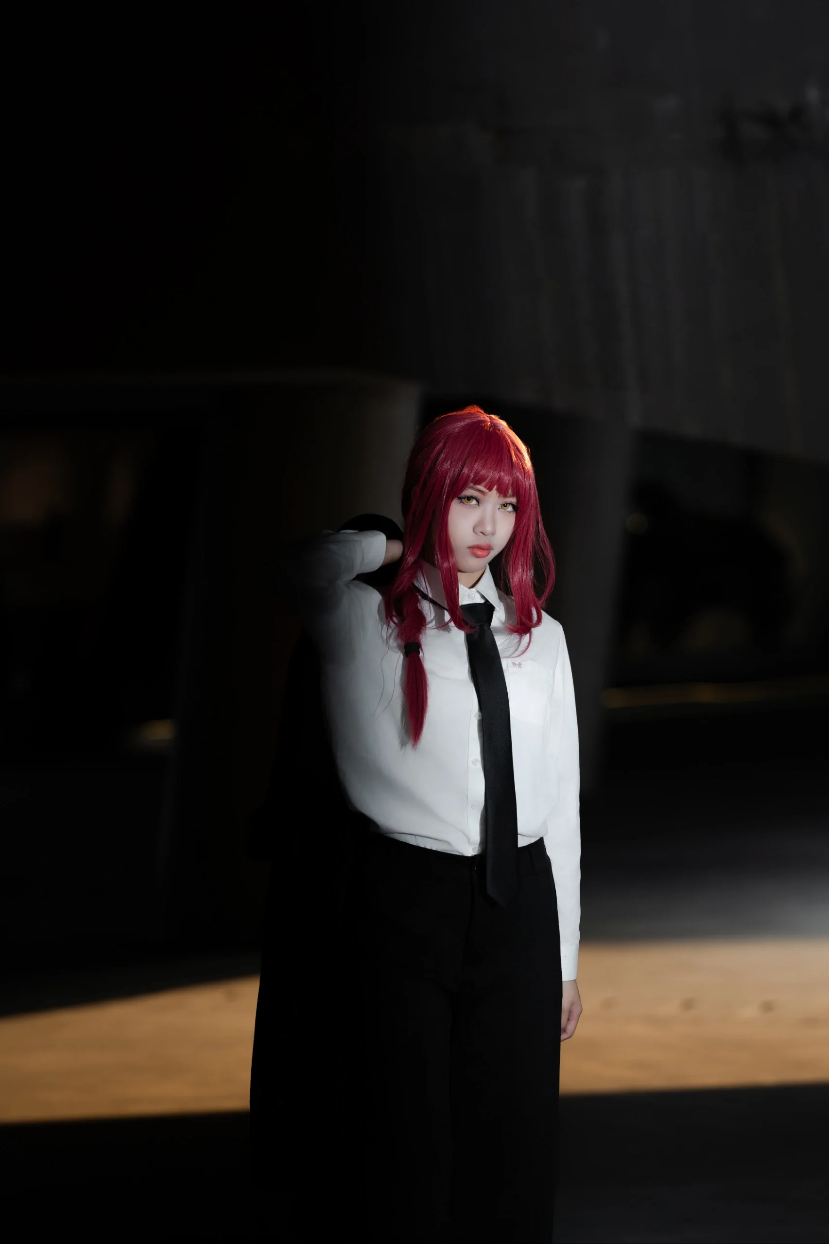 【玛奇玛cos】隐藏在混凝土阴影里的红发魅影 - 第 5 张