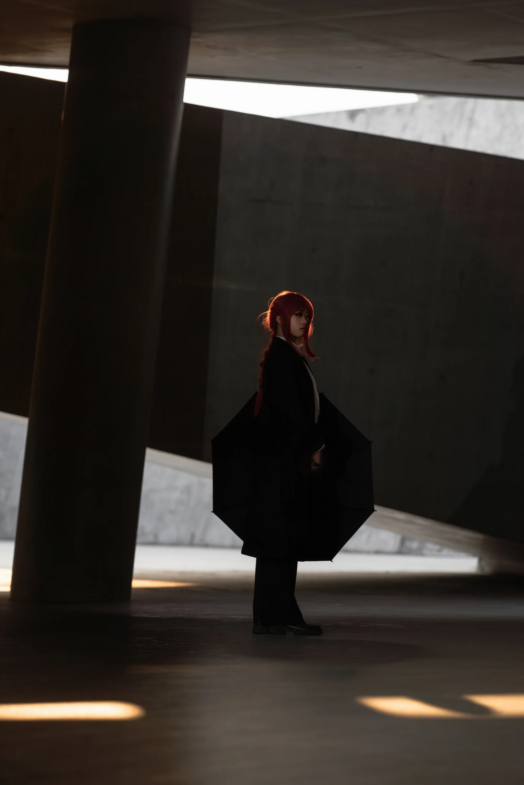 【玛奇玛cos】隐藏在混凝土阴影里的红发魅影 - 第 6 张