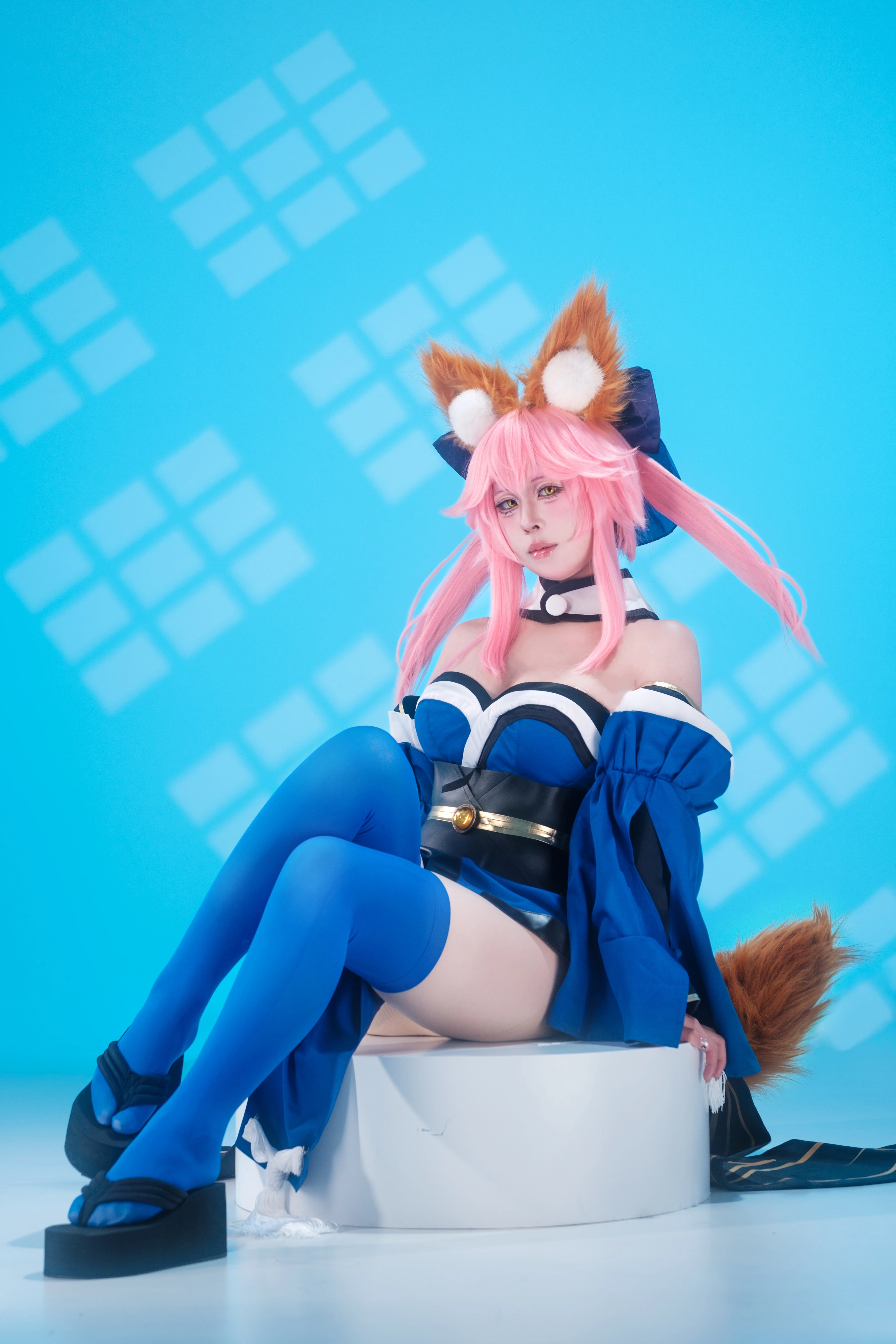 【玉藻前cos】蓝白光影下的狐尾摇曳