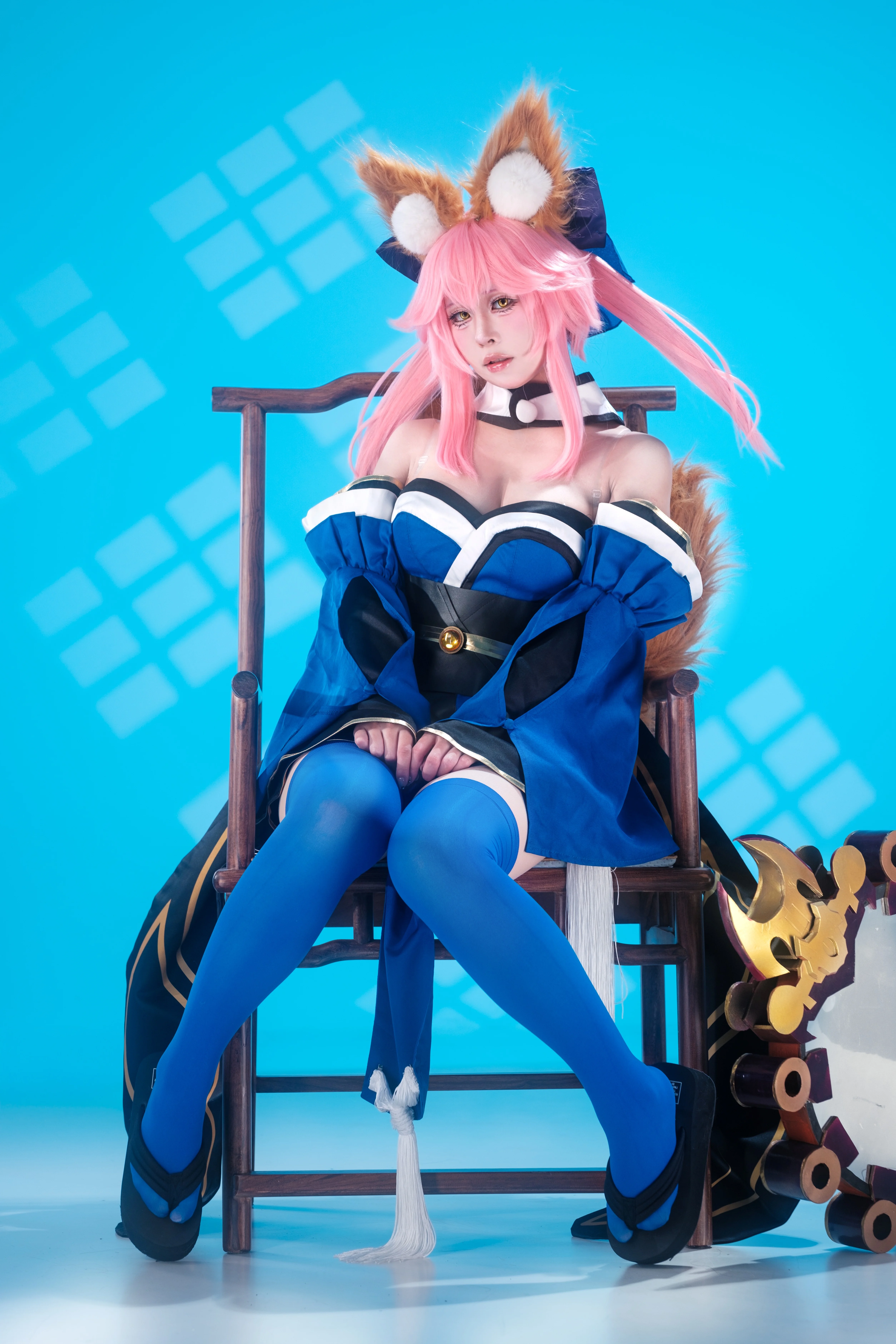 【玉藻前cos】蓝白光影下的狐尾摇曳 - 第 2 张