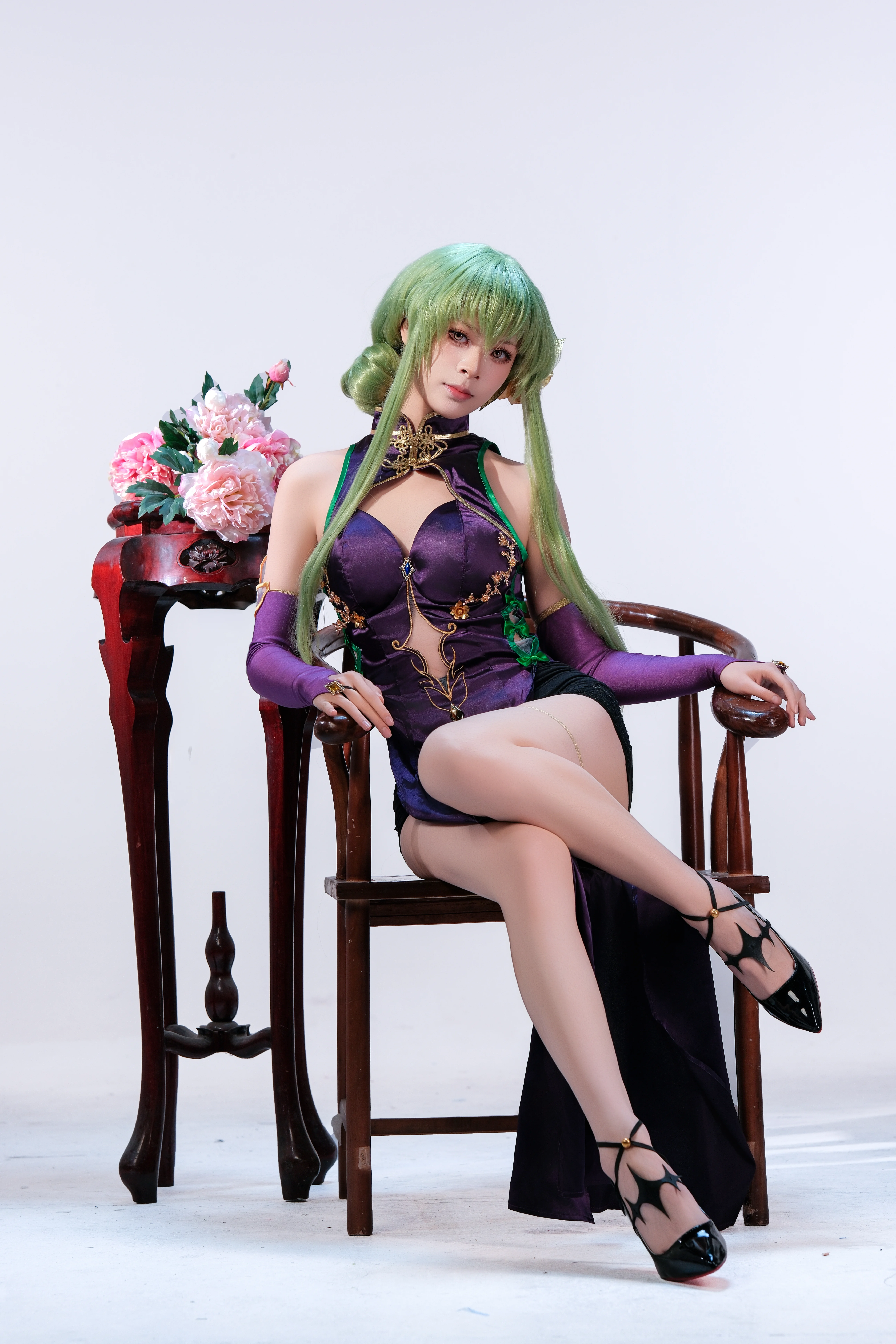 【C.C.cos】反叛的鲁路修旗袍造型，绿发紫衣的魅惑演绎 - 第 1 张