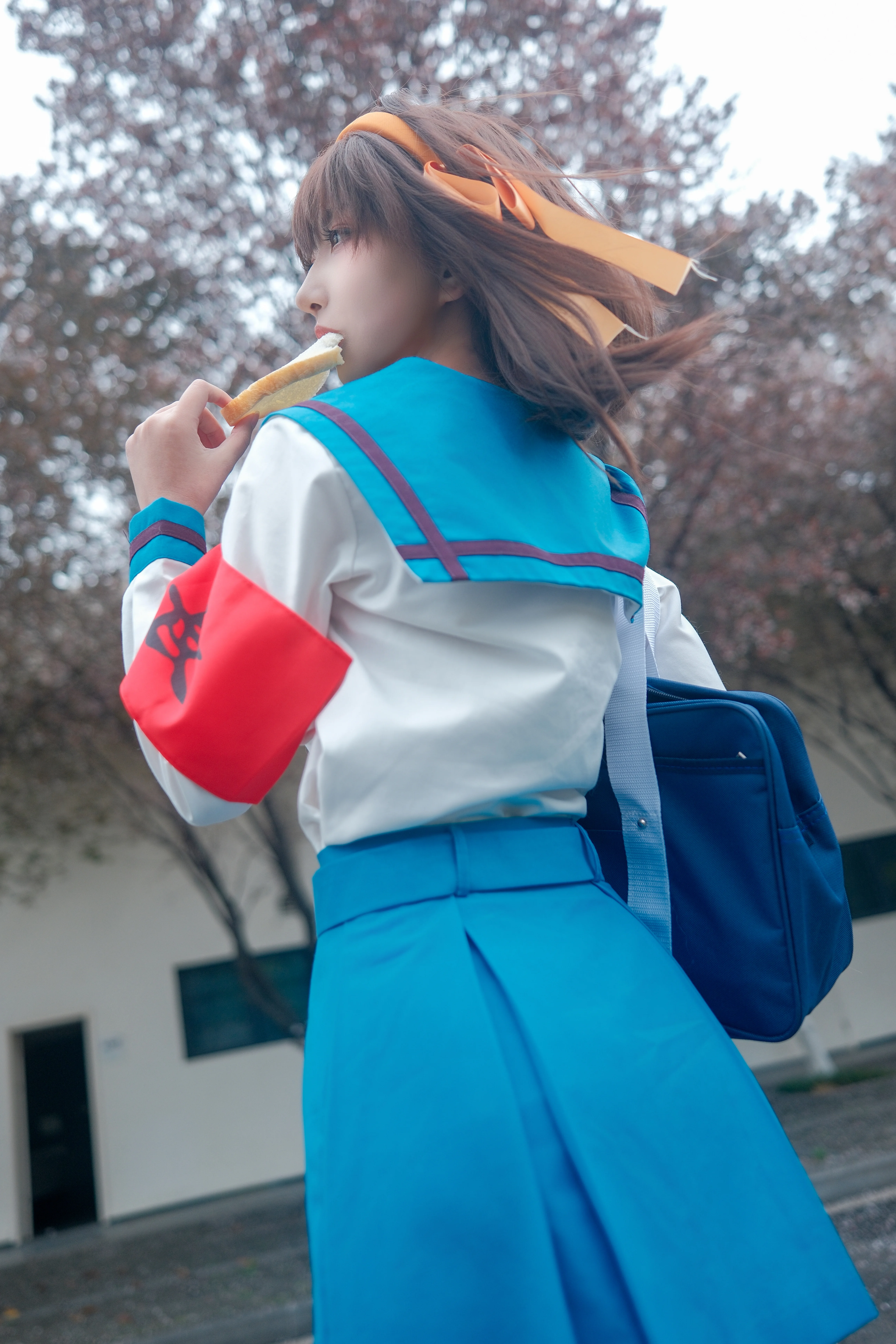 【涼宮ハルヒコスプレ】放送20周年記念、北高の校舎へ戻るクラシックな瞬間 - 1 枚目