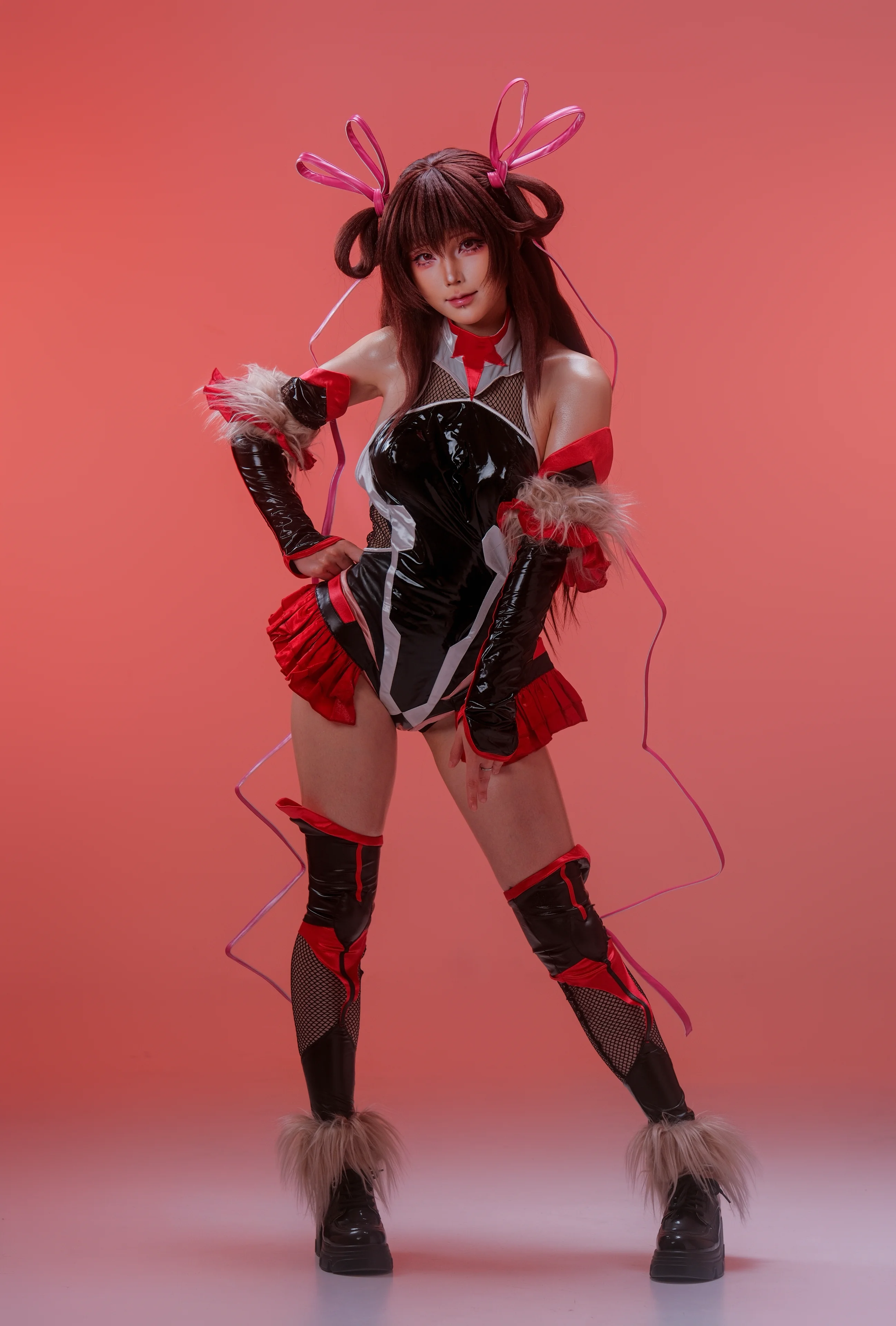 【水城ゆきかぜコスプレ】対魔忍の赤と黒の配色エナメル、子供の頃の思い出に残る颯爽とした姿 - 2 枚目