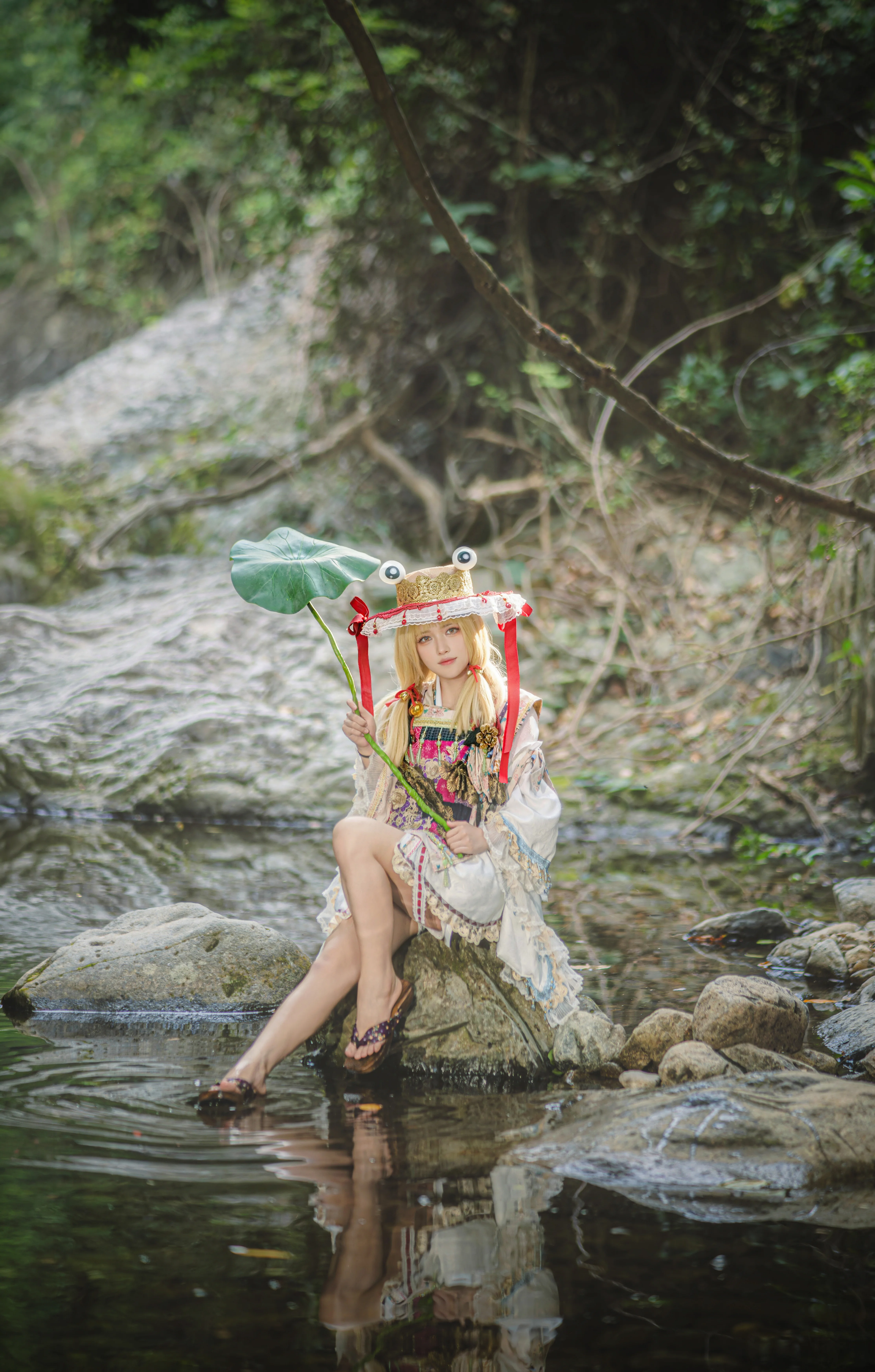 【洩矢諏訪子コスプレ】東方Projectの躍動感あフルカエル、夏の渓流特集