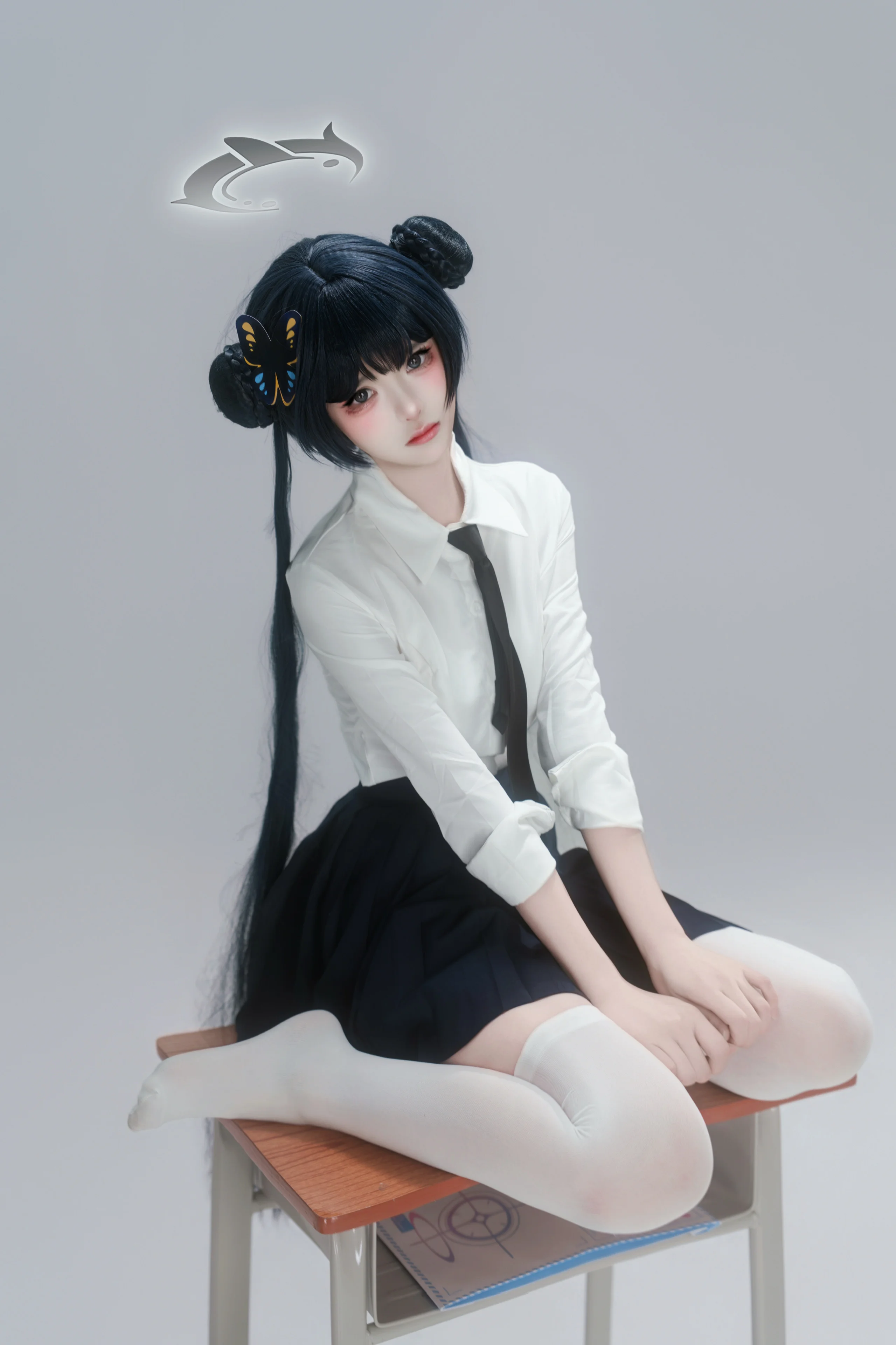 【龙华妃咲cos】蔚蓝档案的校园制服还原，白衬衫与黑领带的经典搭配 - 第 1 张