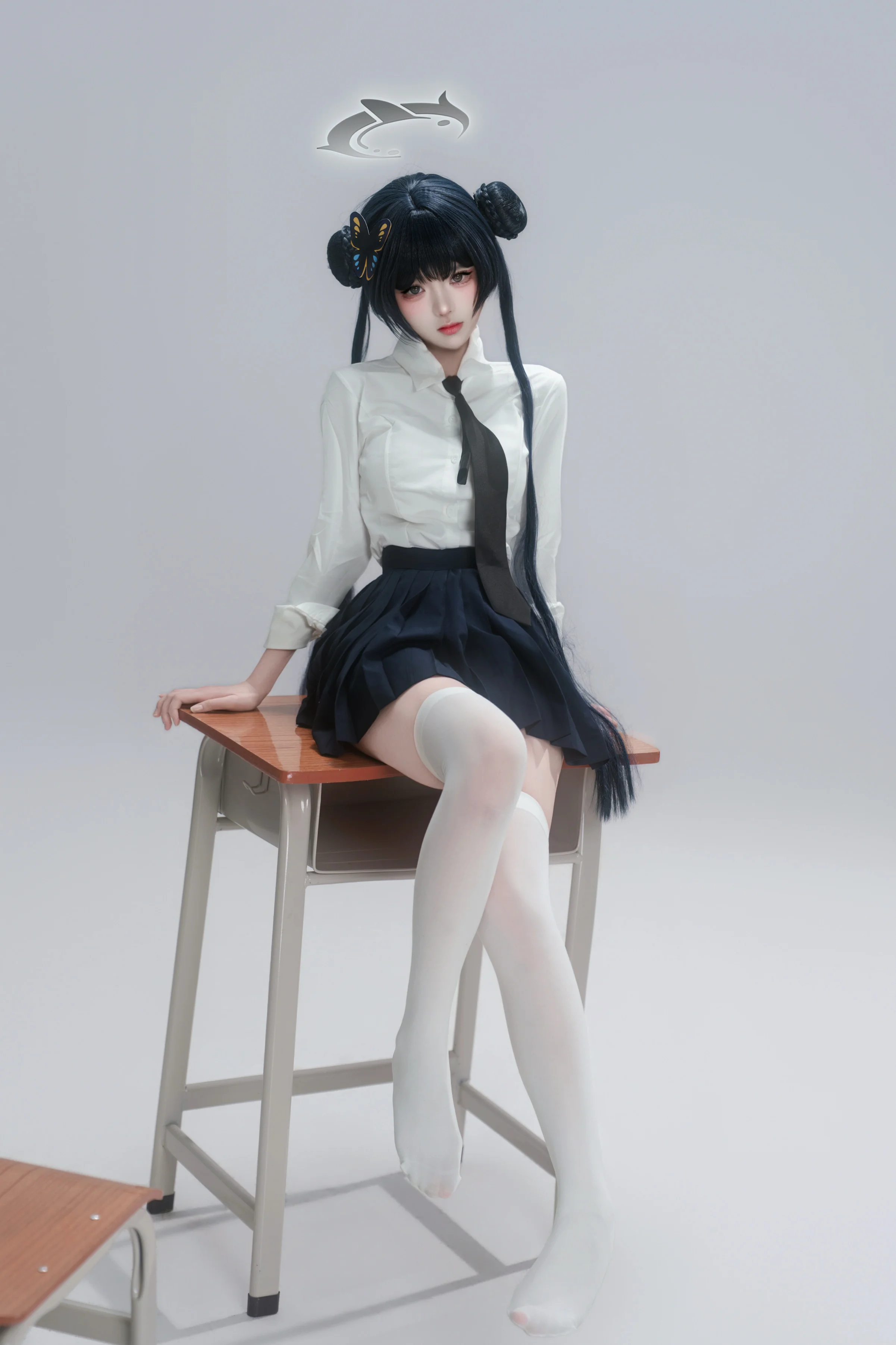 【龙华妃咲cos】蔚蓝档案的校园制服还原，白衬衫与黑领带的经典搭配 - 第 2 张