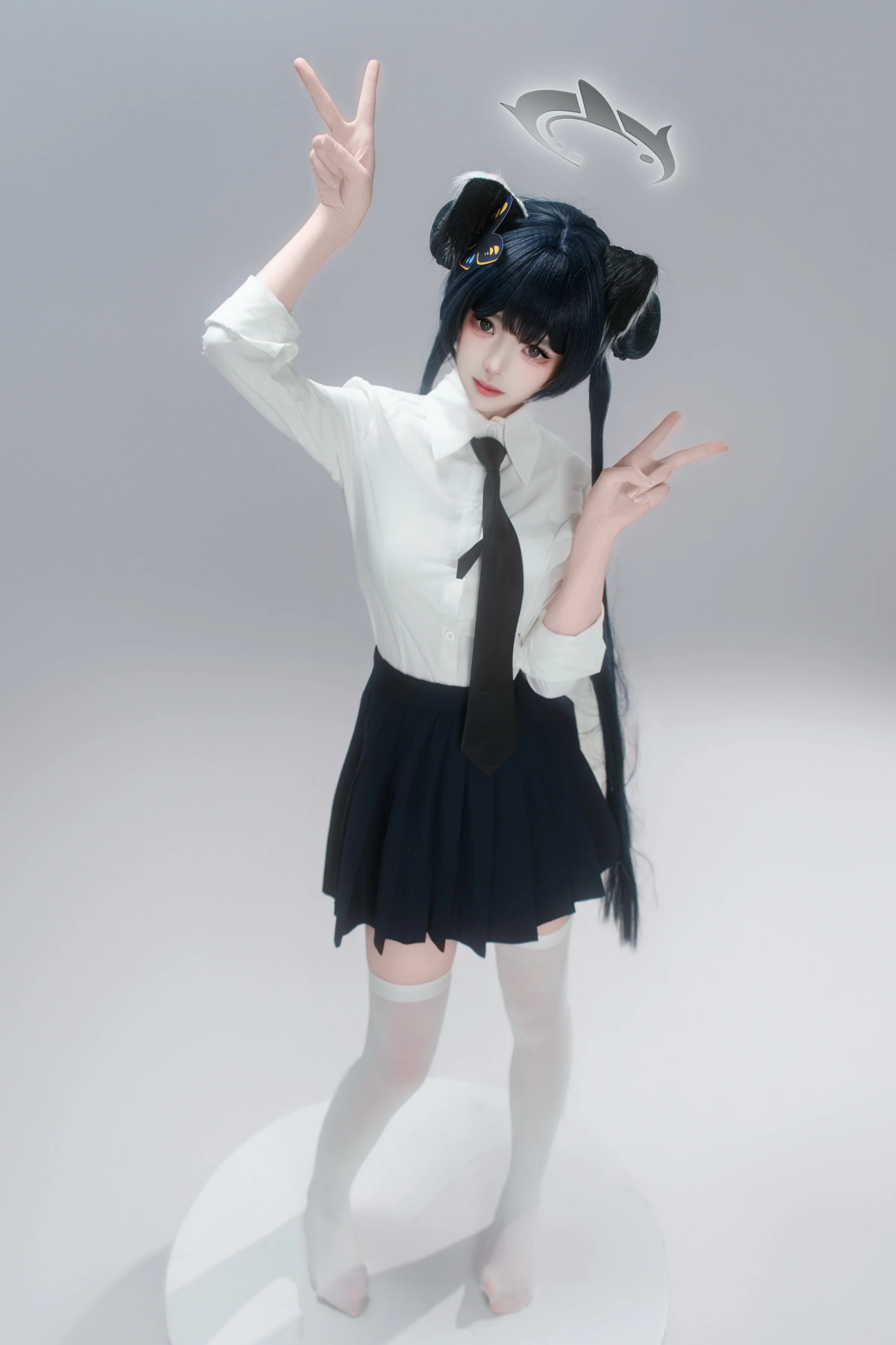 【龙华妃咲cos】蔚蓝档案的校园制服还原，白衬衫与黑领带的经典搭配 - 第 3 张